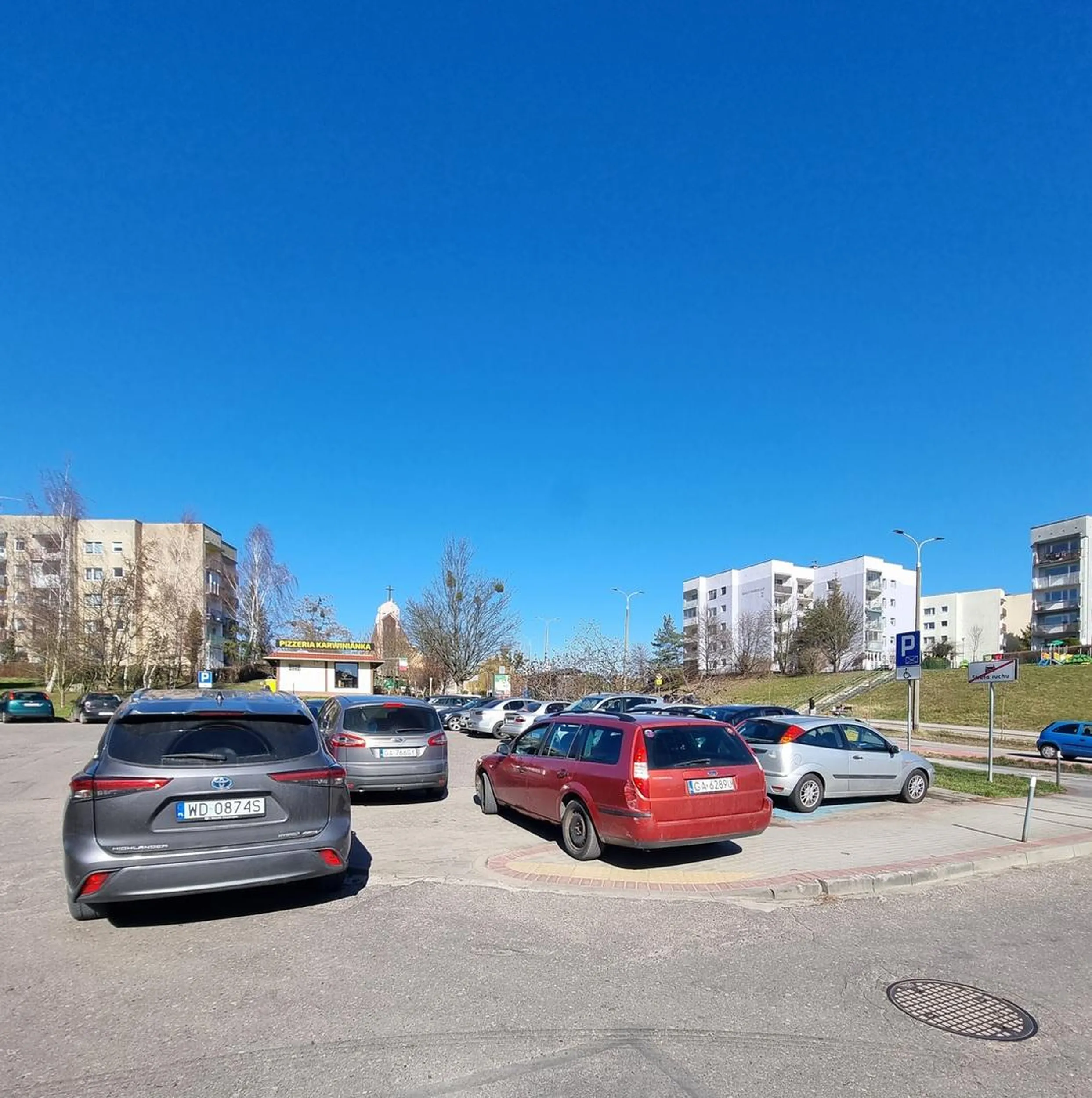 Paj4c parkuje na środku, blokując wjazd na parking aby odebrać bąbelka...