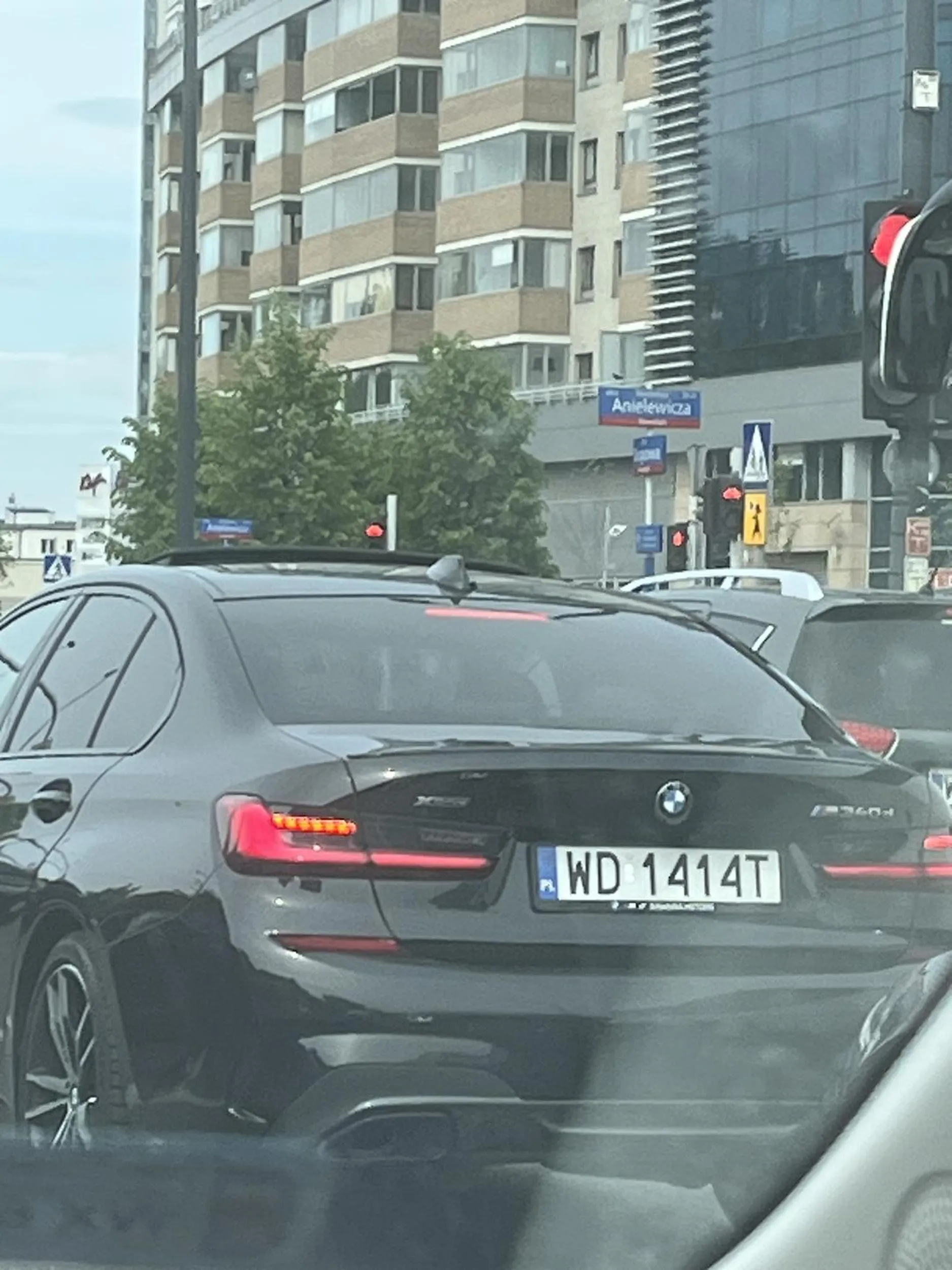 typowy stereotyp kierowcy BMW. zapatrzony w siebie myśli że jest jedyny i najważniejszy na drodze. człowiek próbuje zmienić pas z kilku sekundowym wyprzedzeniem drogowskazem. a ten ci jeszcze przyspieszy. poleciłbym wyjąć głowę z dupy.