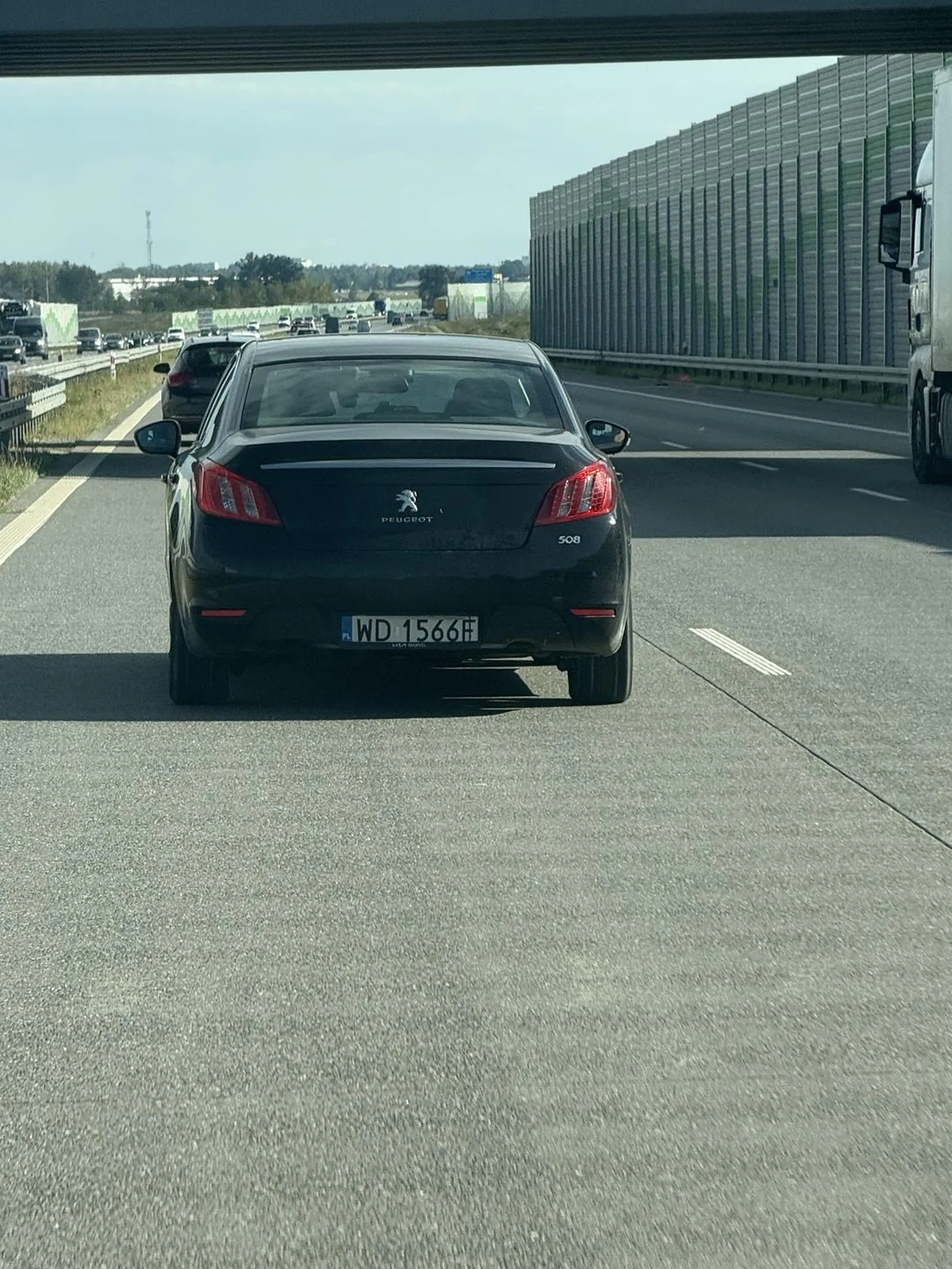 Kierowca doskonale widział w lusterkach, że chcę go wyprzedzić, ale zamiast zachować się normalnie, specjalnie hamował i stwarzał zagrożenie – czysta prowokacja i totalny brak rozumu.