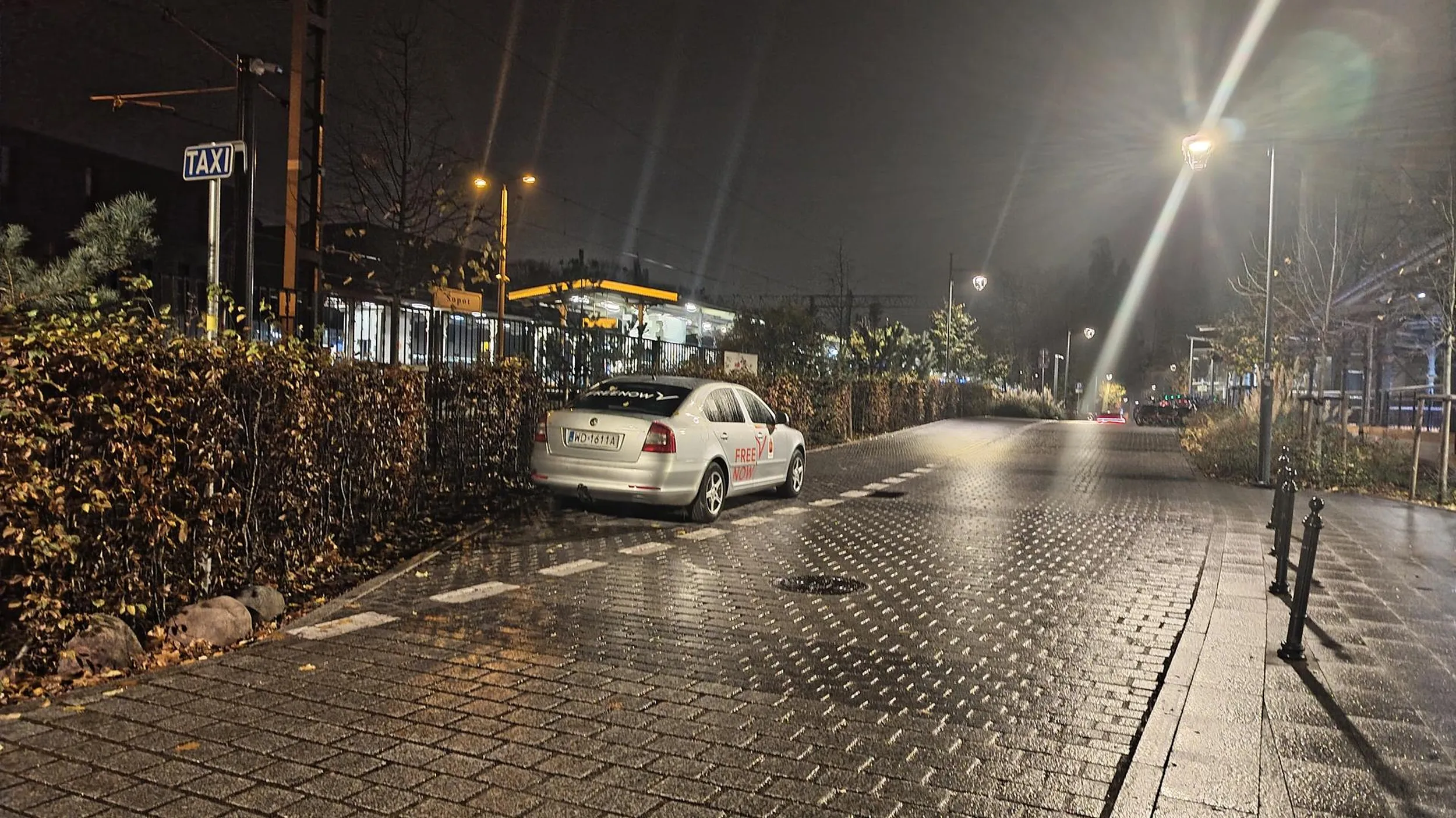 Postój jest dla taxi ale tych, które jeżdżą i zabierają klientów a nie turystów.
