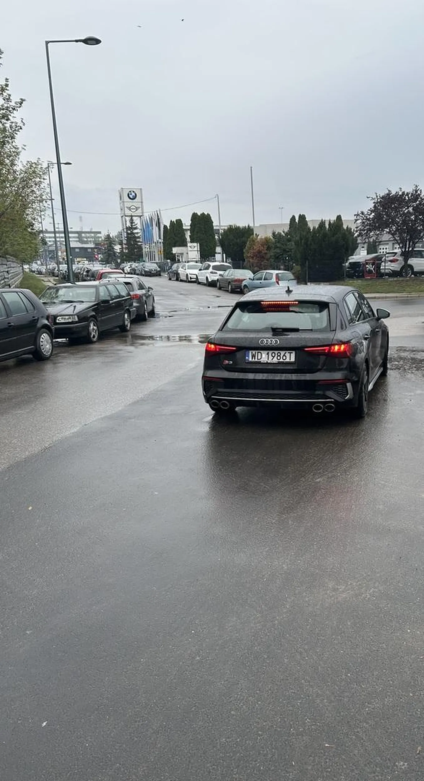 Pan Kierowca jak i pasażerowie chyba muszą nauczyć się co to jest kultura, wyrzucanie szklanych butelek po wyskokowych napojach w krzaki lub na ulicę to czysty pokaz braku wychowania a wyzywanie za zwrócenie uwagi jeszcze większe buractwo.