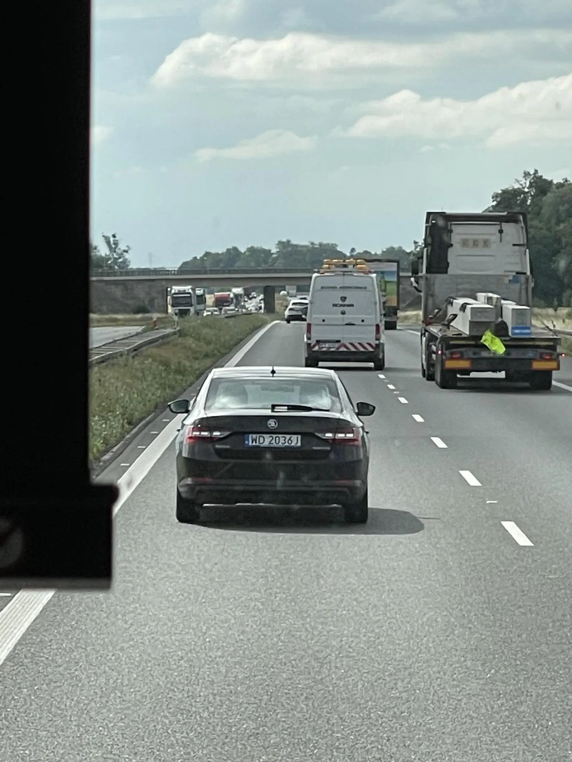 Kierowca agresywny. Trąbi bez powodu, żeby zrobić mu miejsce, bo on łaskawie jedzie. Daje po heblach przed pojazdem, którego obtrąbił. Typowy strażnik drogi wyposażony w służbową Škodę i poganiacze zamiast mózgu. Totalnie nie polecam.