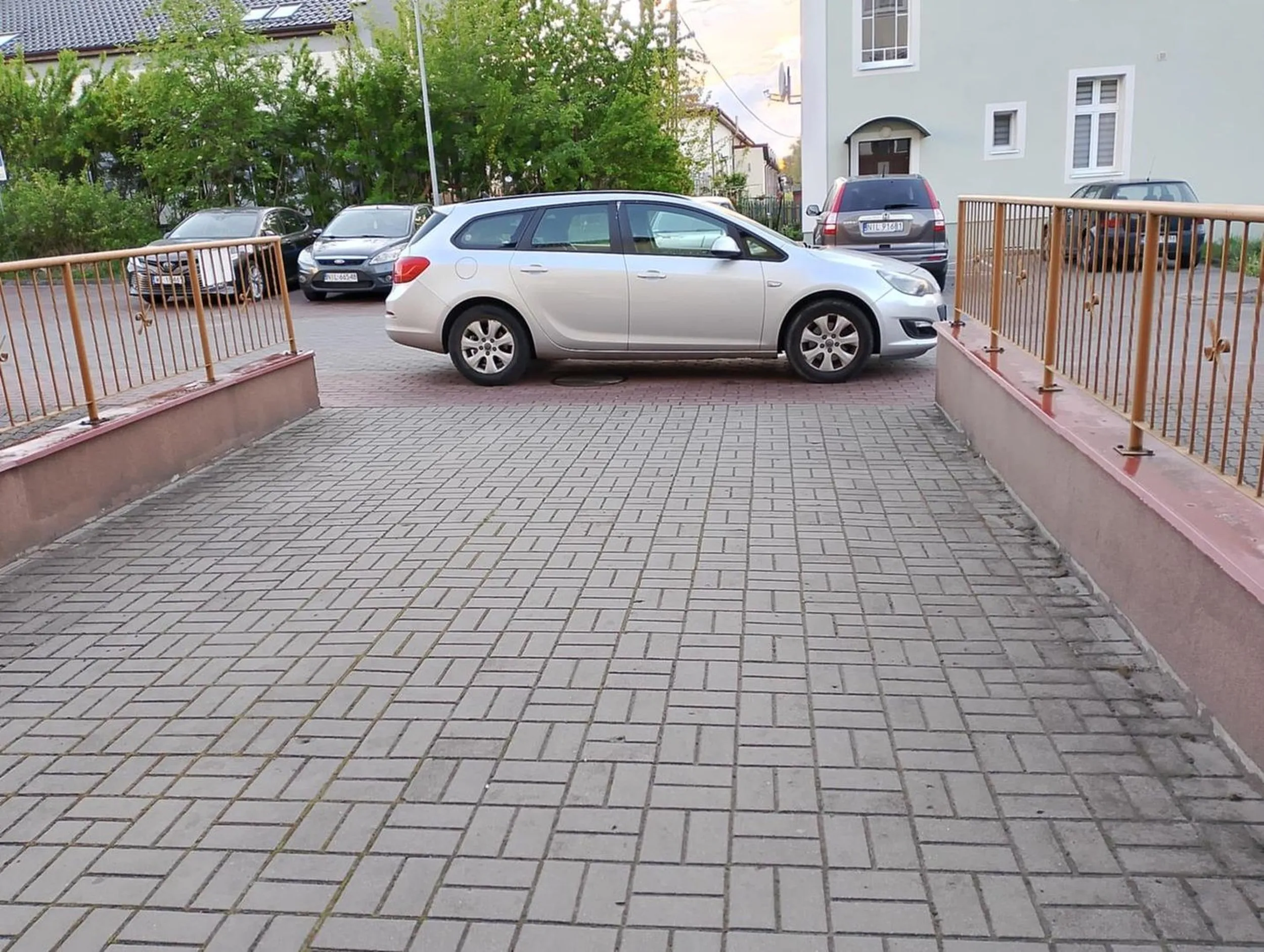 Parkuje przed klatką nie da się przejść ani przejechać rowerem