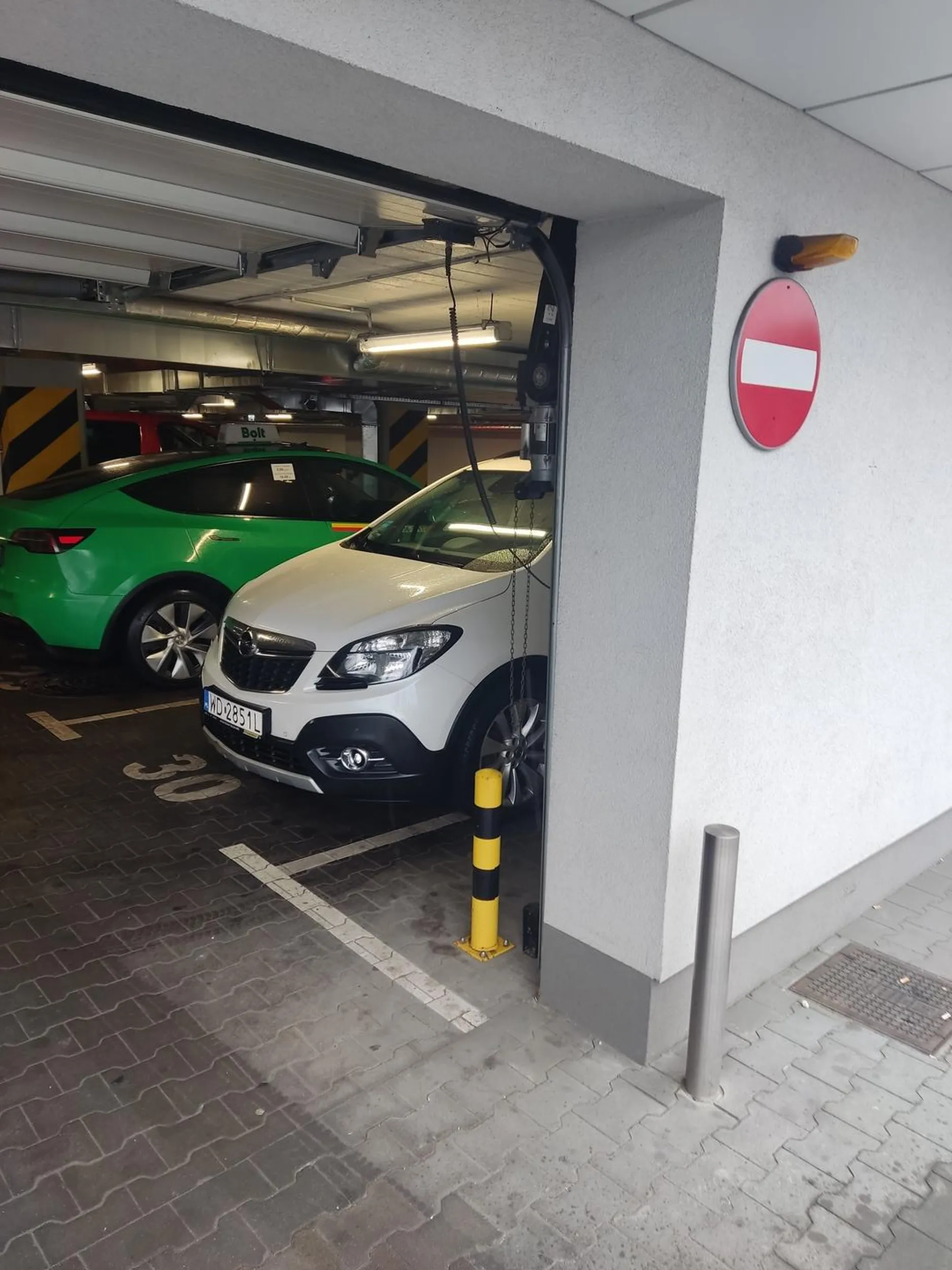 Kobieta wjechała na znak B2 zakaz wjazdu do parkingu. Nieadekwatne zachowanie po zwróceniu uwagi. Nie wiem kto jej dał prawo jazdy