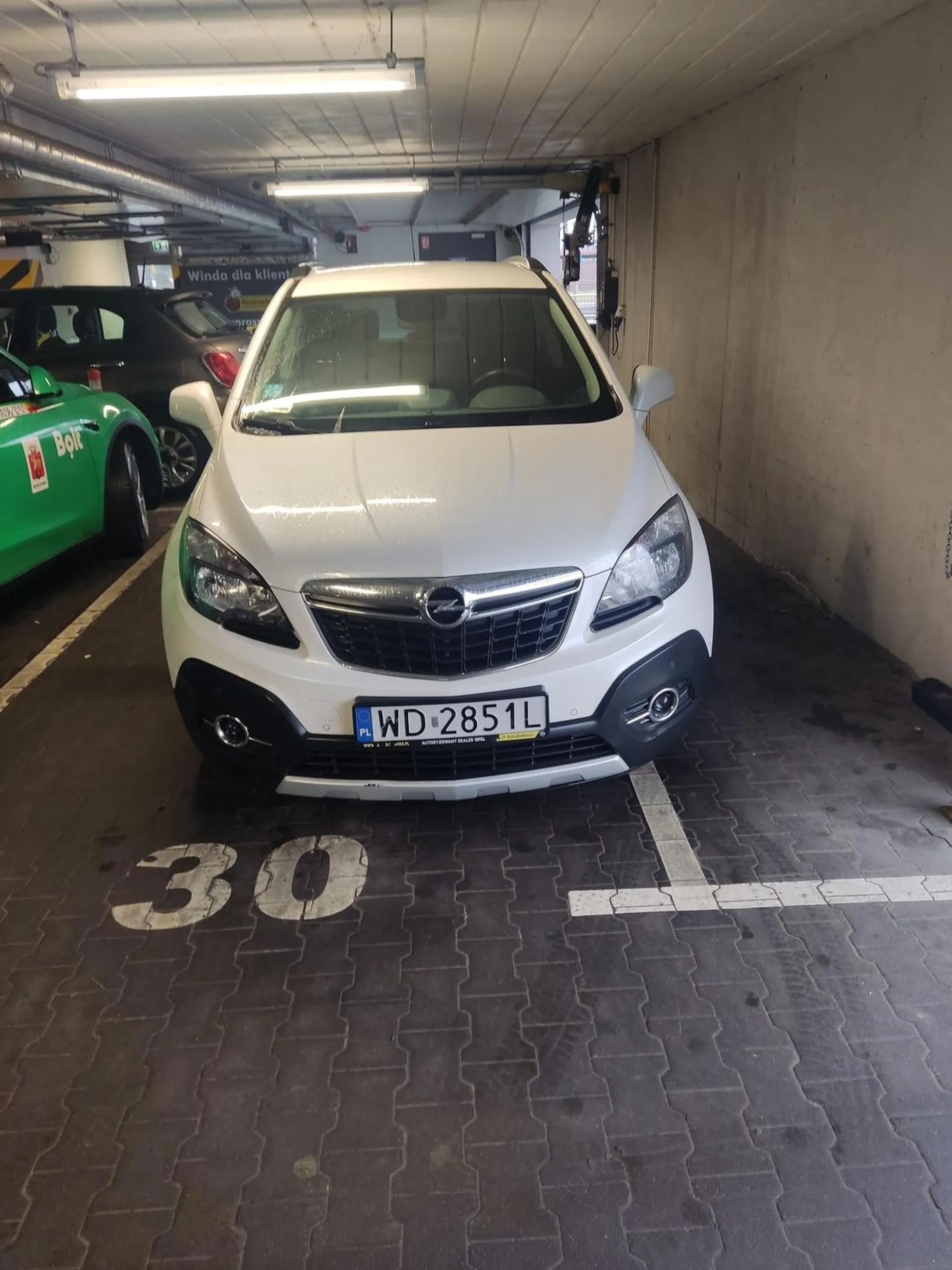 Kobieta wjechała na znak B2 zakaz wjazdu do parkingu. Nieadekwatne zachowanie po zwróceniu uwagi. Nie wiem kto jej dał prawo jazdy