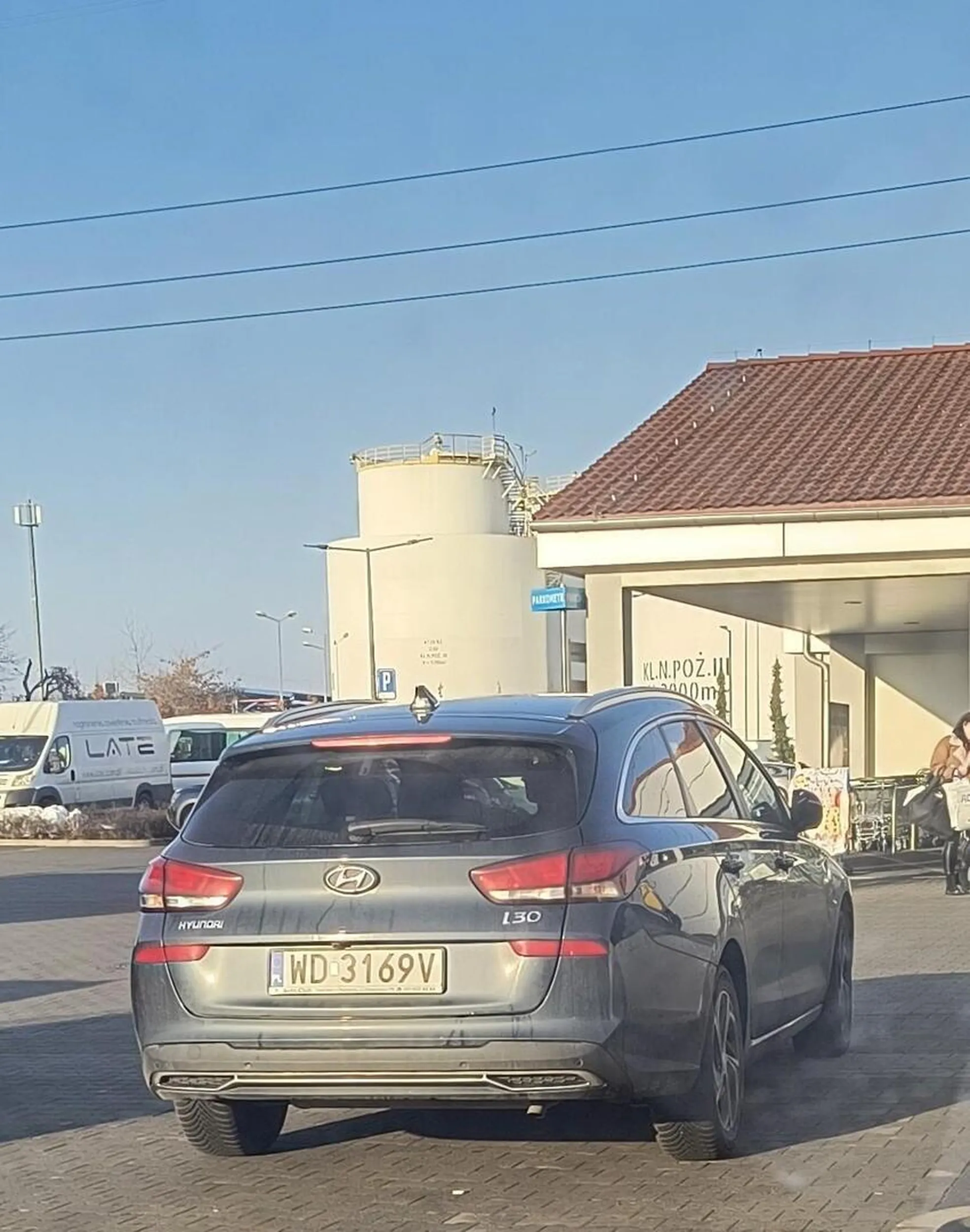 Chrabina wjechała sobie na zakupy w Poznaniu. Tak jak wjechała tak zostawiła auto na drodze. Byle tylko za daleko nie iść. Chyba do tego jest głucha bo żadnej reakcji na zwrócenie uwagi. A może jeszcze styki w mózgu działają i wiedziała, że źle robi tylko nygustwo było górą.