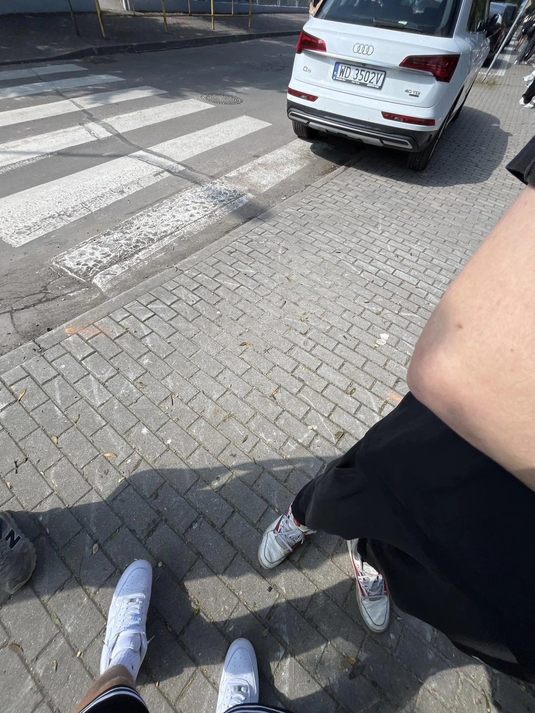 Kierowca stoi na pasach i najprawodpodobniej robi oral pasażerowi