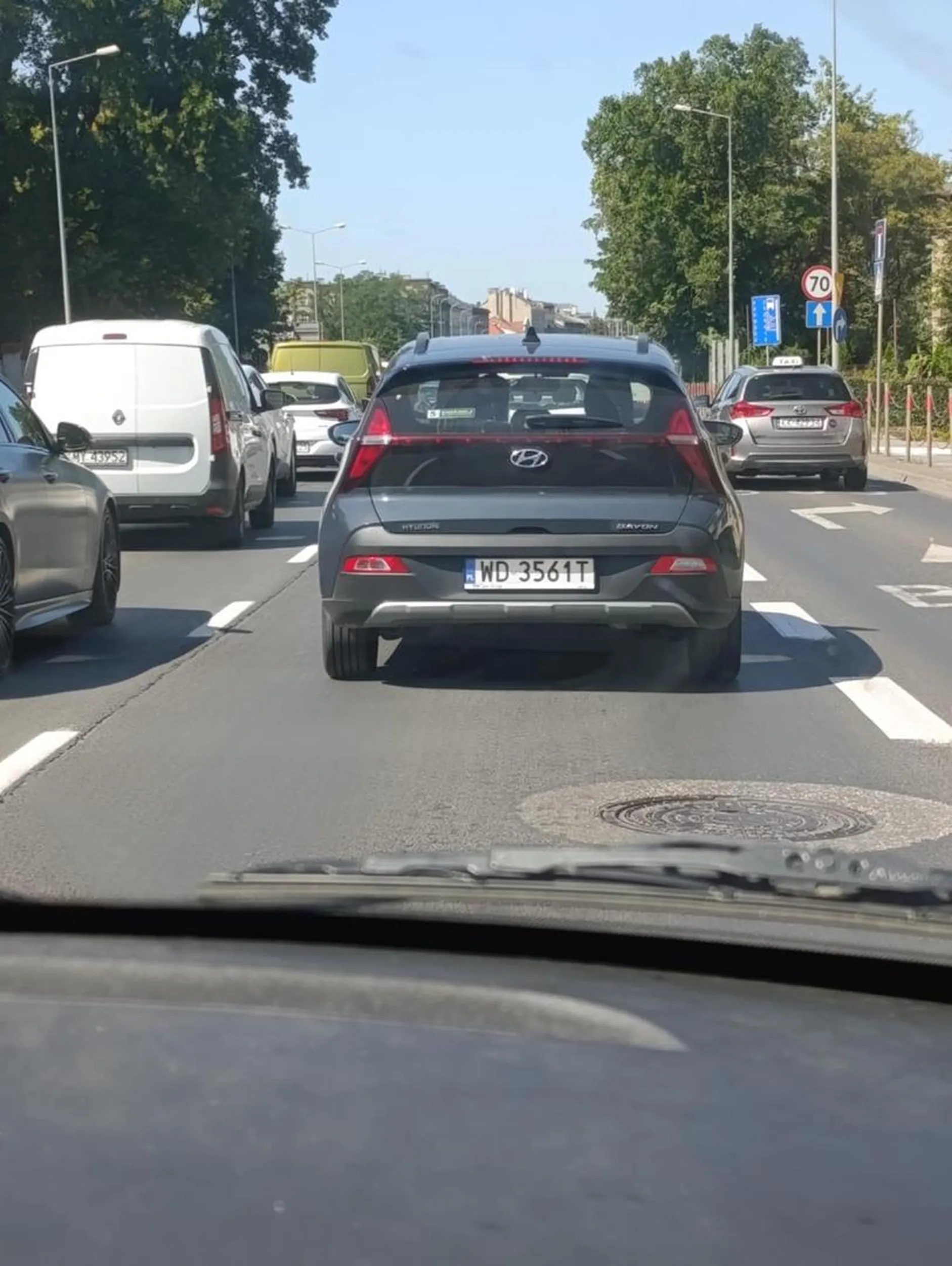 Ta Pani w ogóle nie umie jeździć w czasie remontu. Zamknięty most grunwaldzki i potrafiła zahamować cały ruch na rondzie. Napewno potrzebne jest doszkolenie z wiedzy chodzby teoretycznej z przepisów.