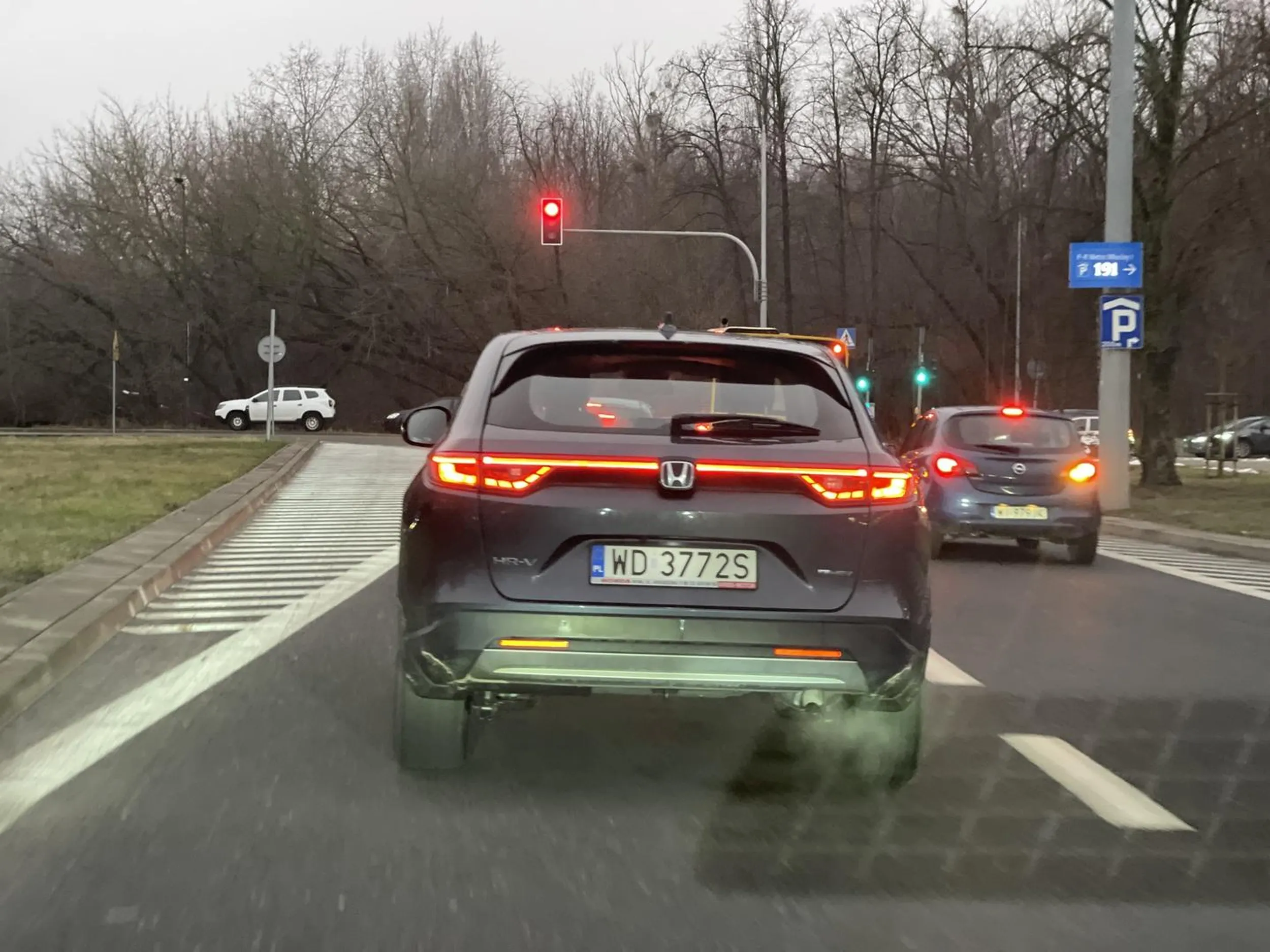 Hamuje, jakby chciał doprowadzić do wypadku, albo po prostu nie wie, co robi... gówniany kierowca.