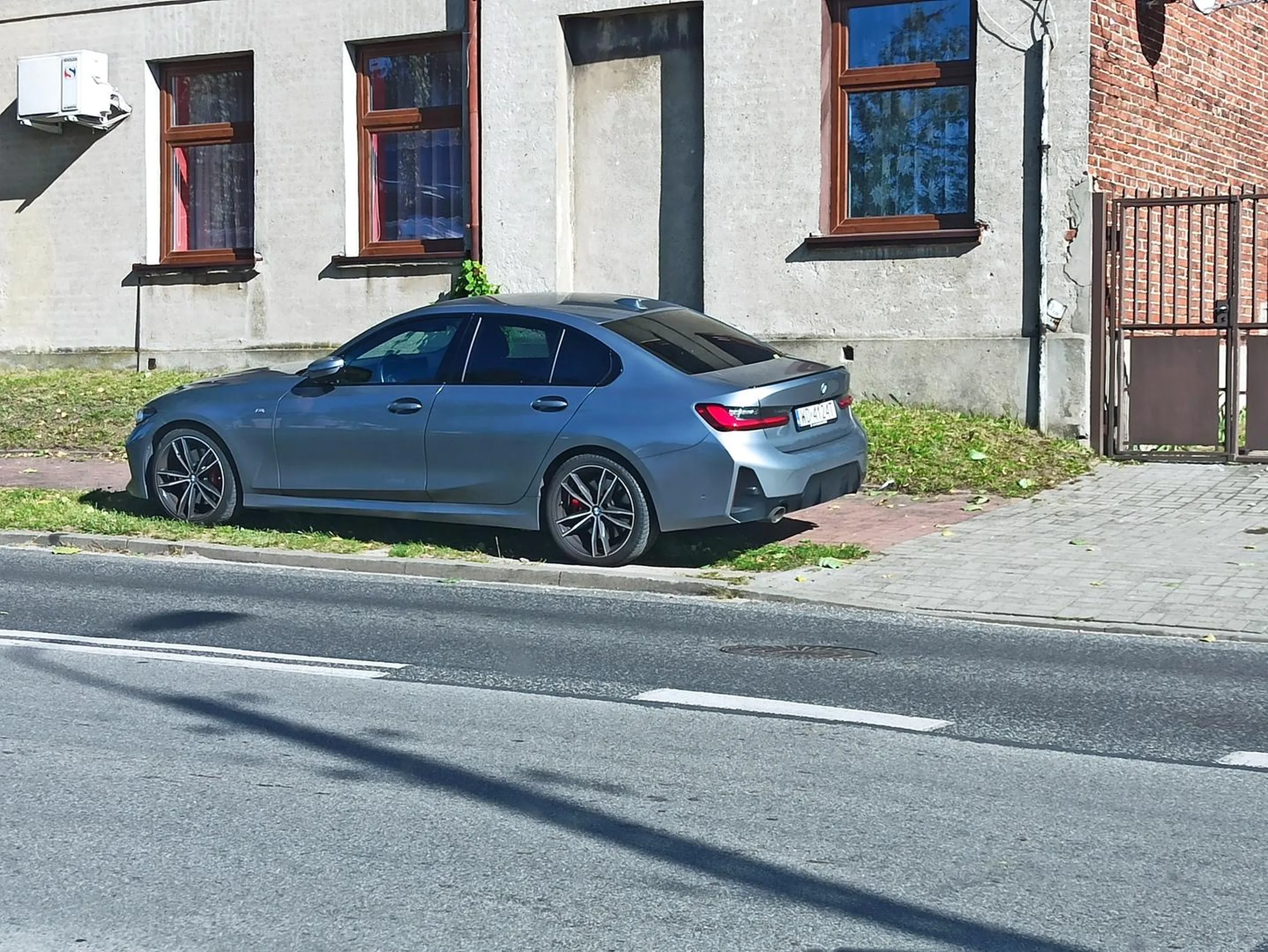 Naucz się parkować, szkoda trawy