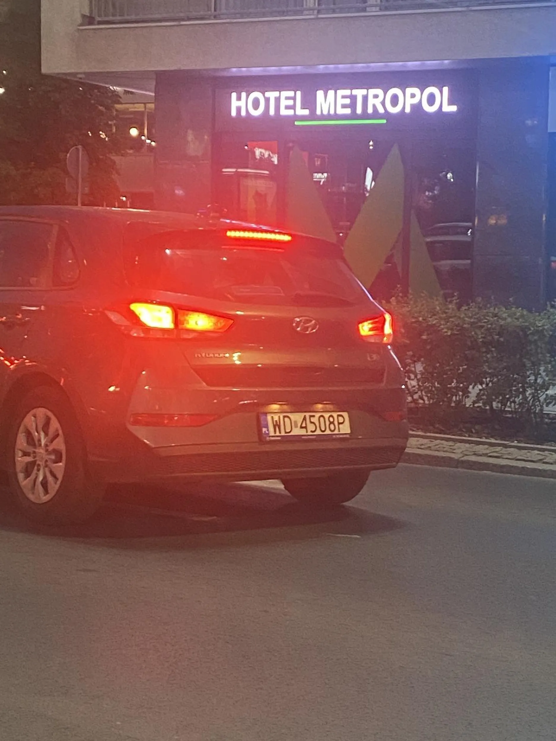 Stare zaspałe babsko, które nie powinno prowadzić już auta, śpi na zielonym i po chamsku hamuje przed zderzakiem jak się strąbi, idealny przykład tego dla czego starym ludziom powinno się obowiązkowo powtórzyć „dożywotnie” badania na prawo jazdy