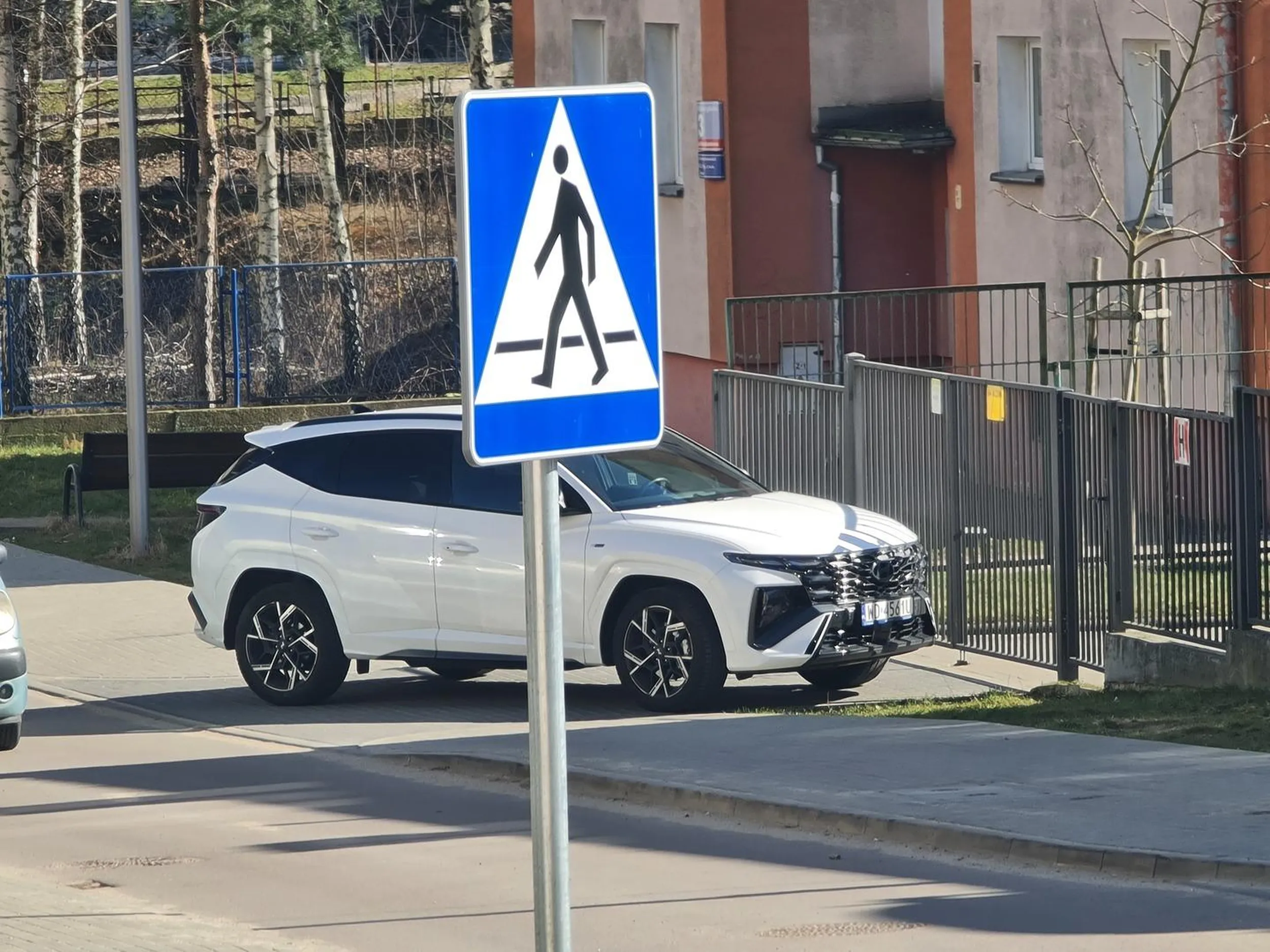 Zastawianie bramy wiazdowej, bo leniwej łajzie nie chciało się znaleźć miejsce parkingowego trochę dalej.