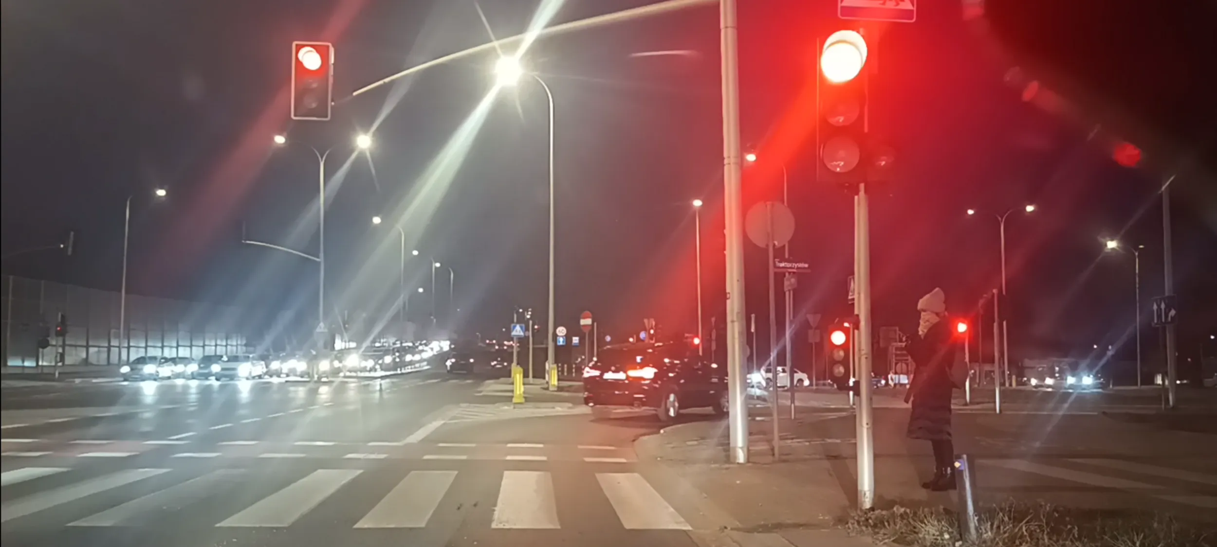 Bandyta drogowy przejeżdża przez  skrzyżowanie na czerwonym sygnalizatorze świetlnym.