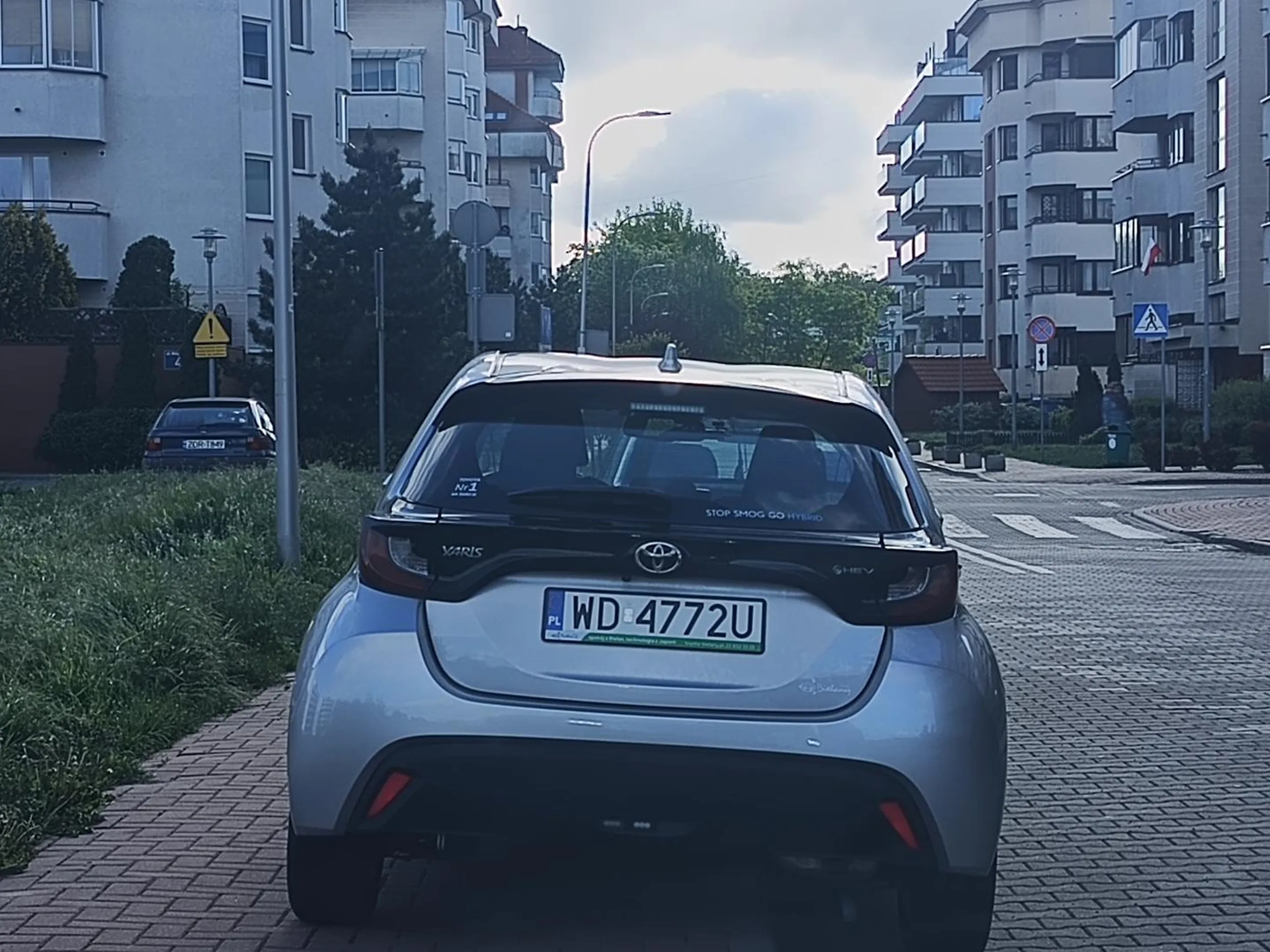 Nielegalne parkowanie na chodniku na ulicy z zakazem zatrzymywania się i postoju