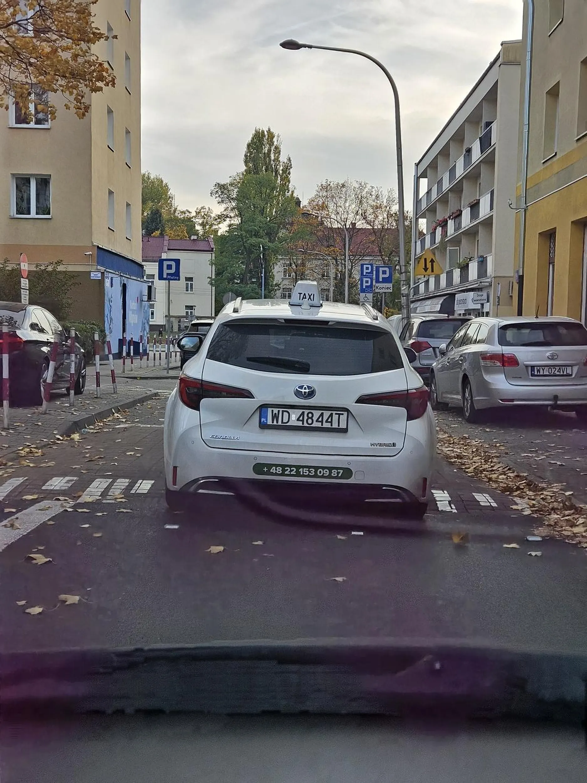 Zatrzymuje się na środku na awaryjnych i myśli, że jest królem dróg. Uważa, że skoro ma "taxi" na dachu to wszystko mu wolno.