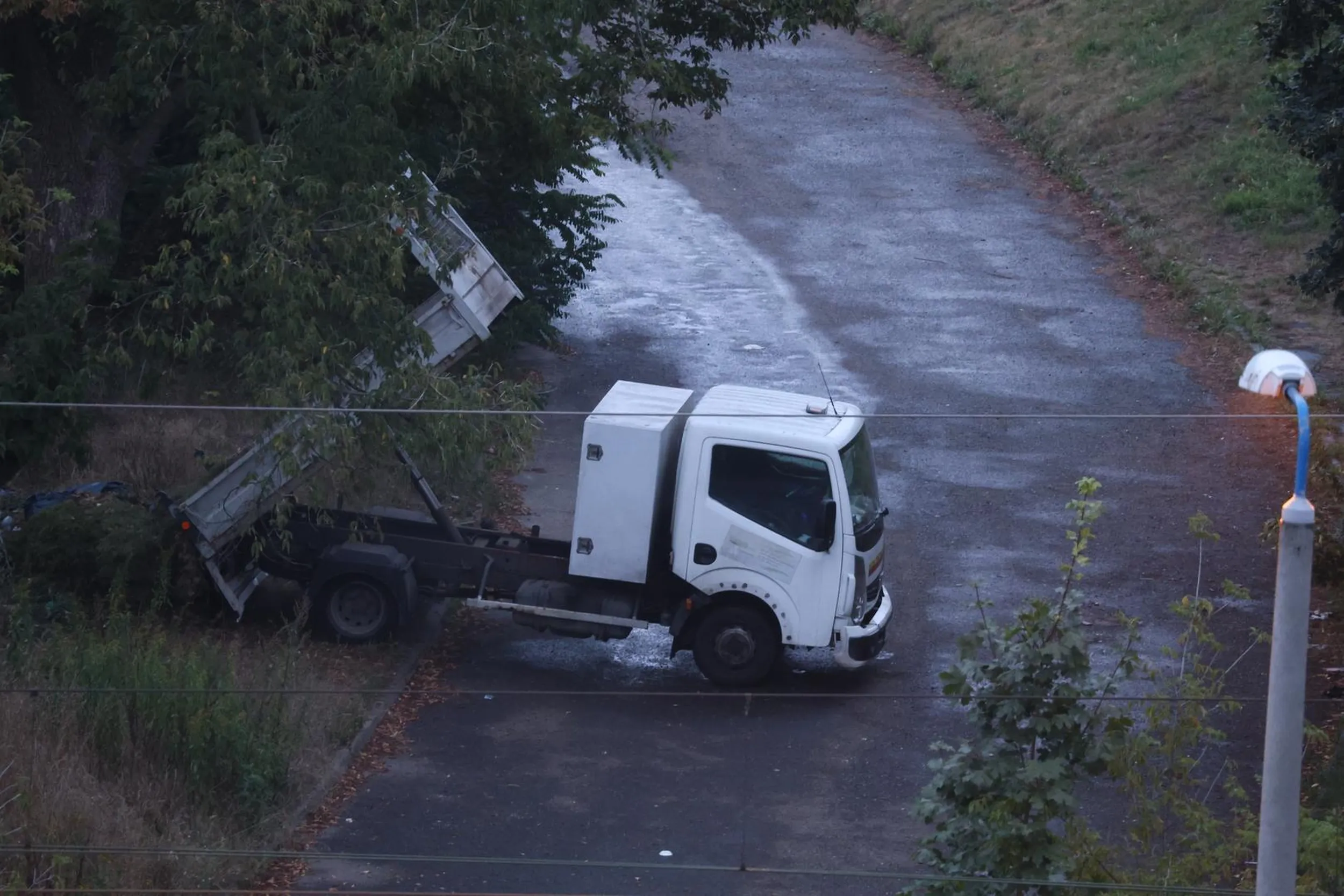 Kierowca tego auta wjechał dzisiaj w boczną ulicę obok Wola Park w Warszawie i zrzucił śmieci. Sprawa zgłoszona do miasta.