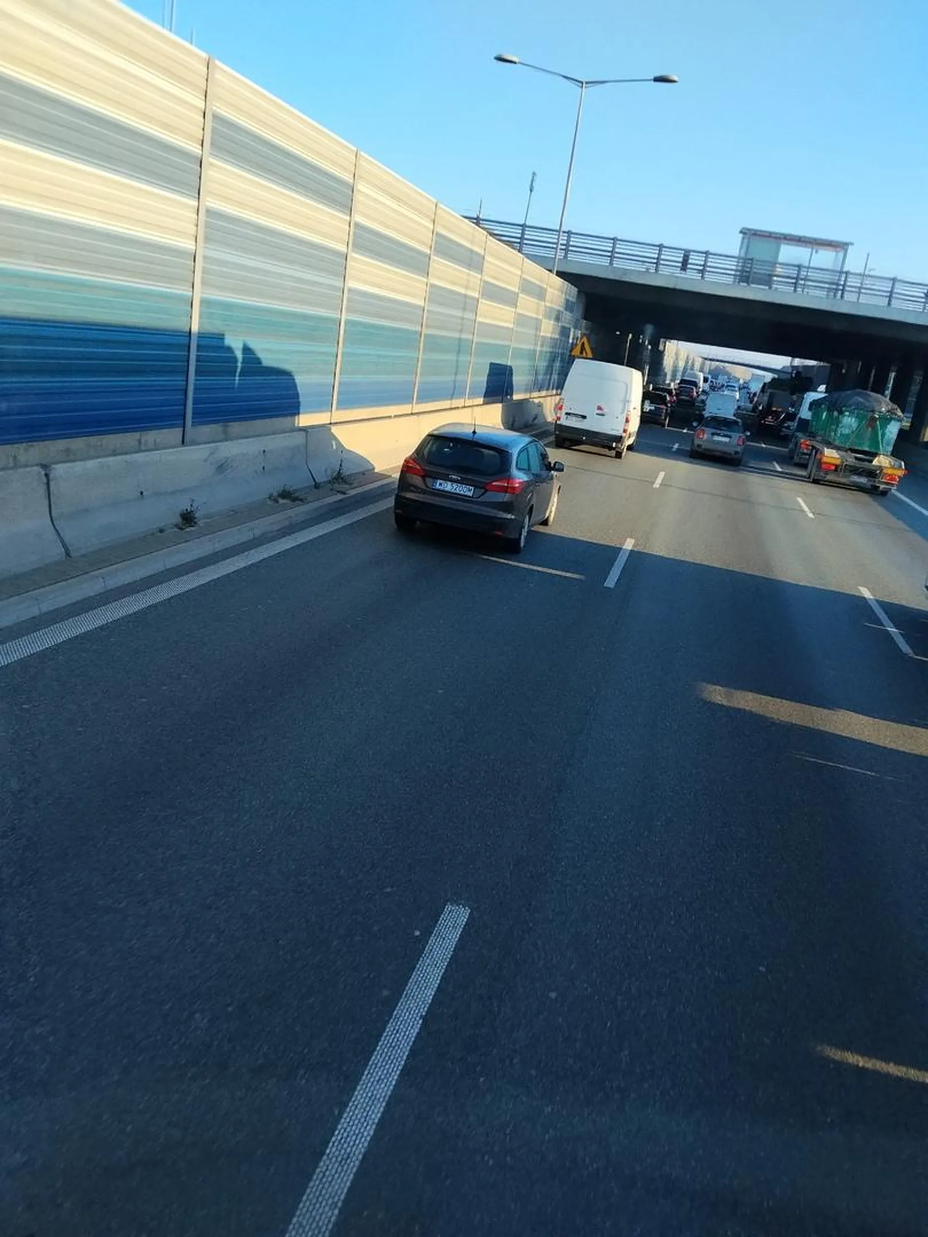 Skończony fiucie nie jesteś sam na drodze ! Używanie kierunków też nie boli !