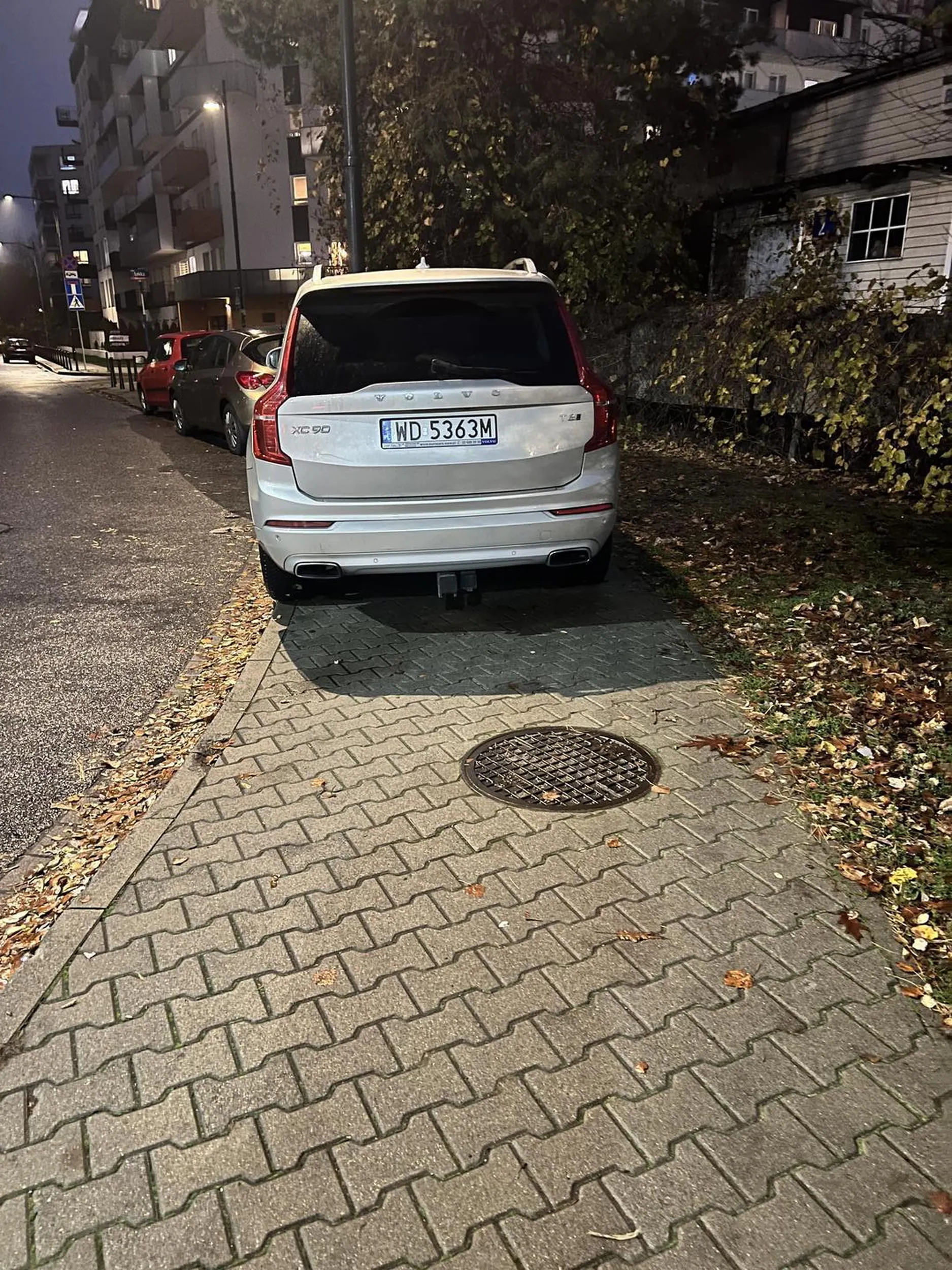 Bardzo agresywna kierująca, która nie rozumie do czego służy chodnik. Dla potencjalnego kupującego: Gruz z USA, po powodzi VIN: YV4A22PK2G1038462 https://bid.cars/en/lot/0-33050706/2016-Volvo-XC90-YV4A22PK0G1038461