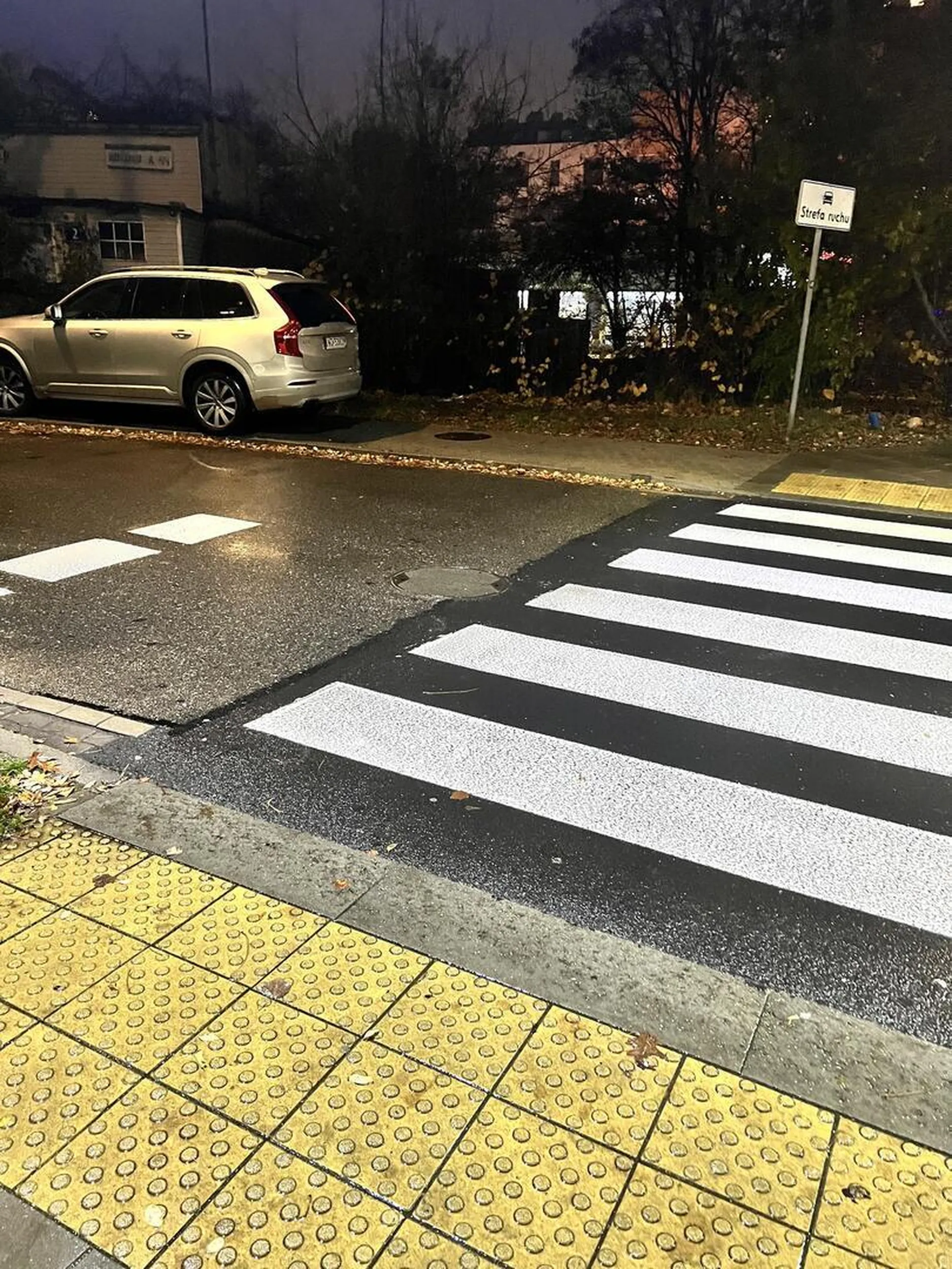 Bardzo agresywna kierująca, która nie rozumie do czego służy chodnik. Dla potencjalnego kupującego: Gruz z USA, po powodzi VIN: YV4A22PK2G1038462 https://bid.cars/en/lot/0-33050706/2016-Volvo-XC90-YV4A22PK0G1038461