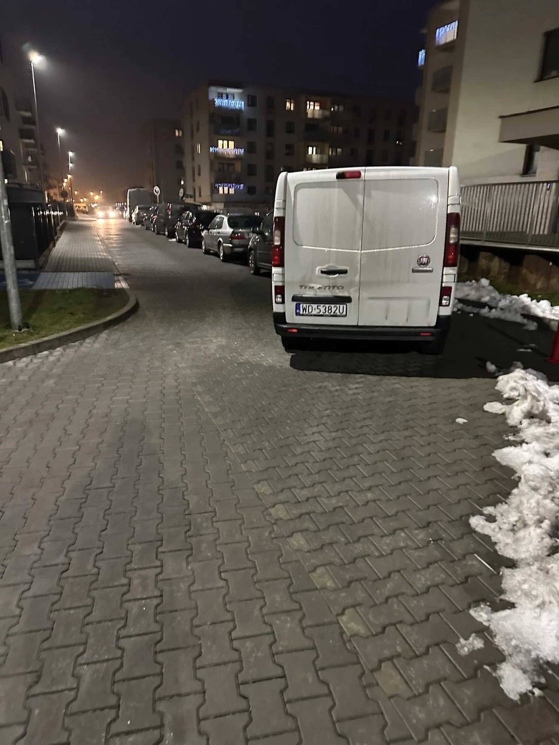 Dziekujemy milosierny panie za zostawienie takiej ilosci miejsca za przejazd, przeciez mogles je cale zastawic