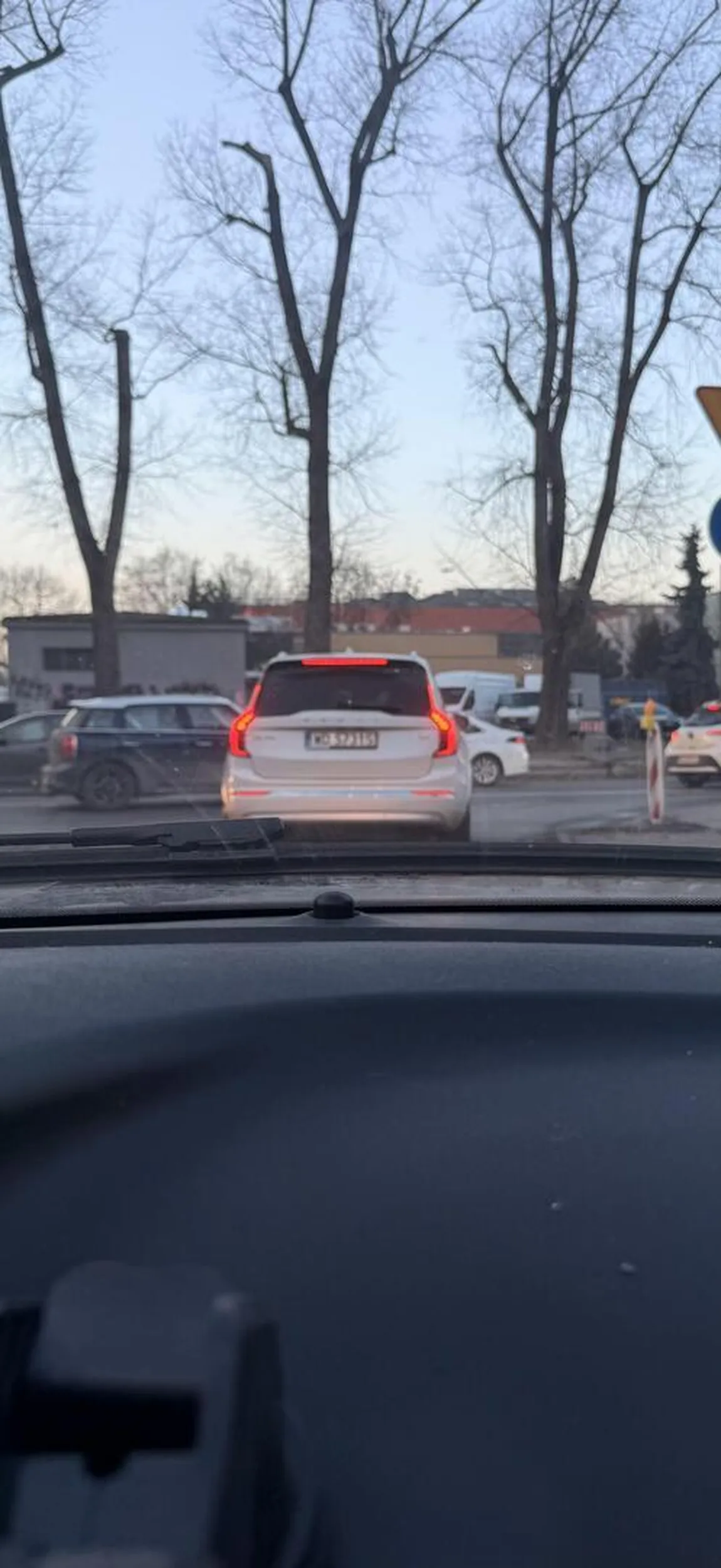 Serdecznie pozdrawiam Pana lub Panią z Żwirki i Wigory z Krakowa idealne wyprzedzanie gdzie mi się kończył pas (o całe jedno auto)- szkoda ogrodzenia z lewej strony bo byś tam skończył  a noi jeszcze trochę dalej z lewej strony kierowniczy masz manetkę kierunkowskazu czasami trzeba jej uzywac. Serdecznie Pozdrawiam