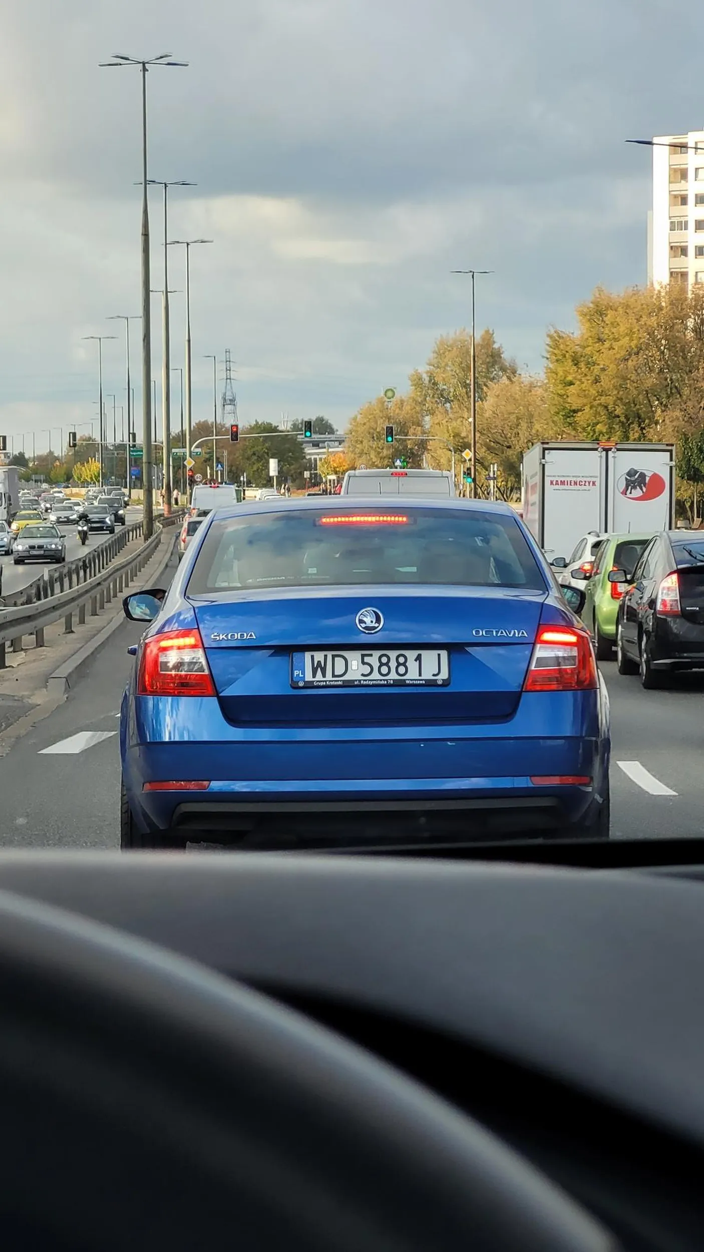 Dłubie w nosie, ale gorsze jest to, że wyrzuca pety na ulicę ☹️