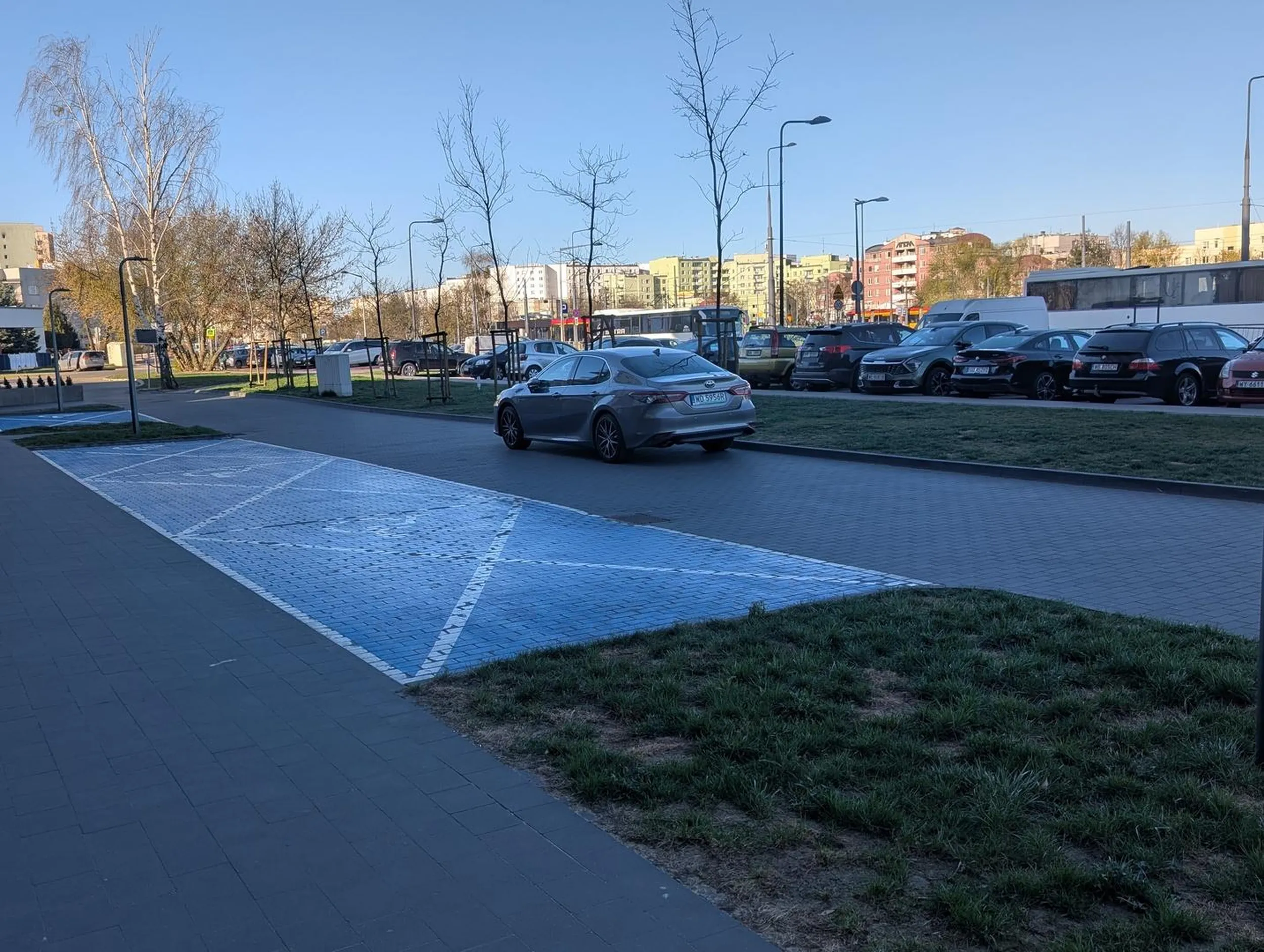 Parkowanie pod wejściem do przedszkola, bo parking (z wolnymi miejscami) jest aż 5 metrów dalej...