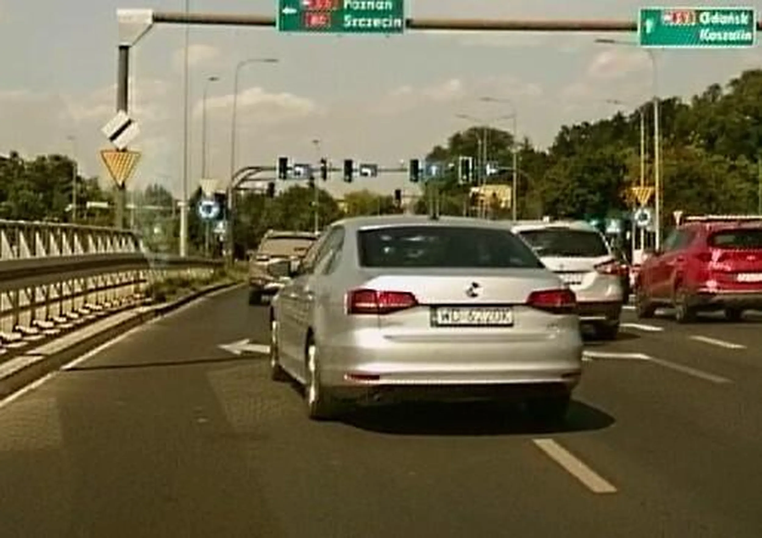 Kierowca nie zachował ostrożności przy zmianie pasa, nie użył kierunkowskazu i wymusił pierwszeństwo