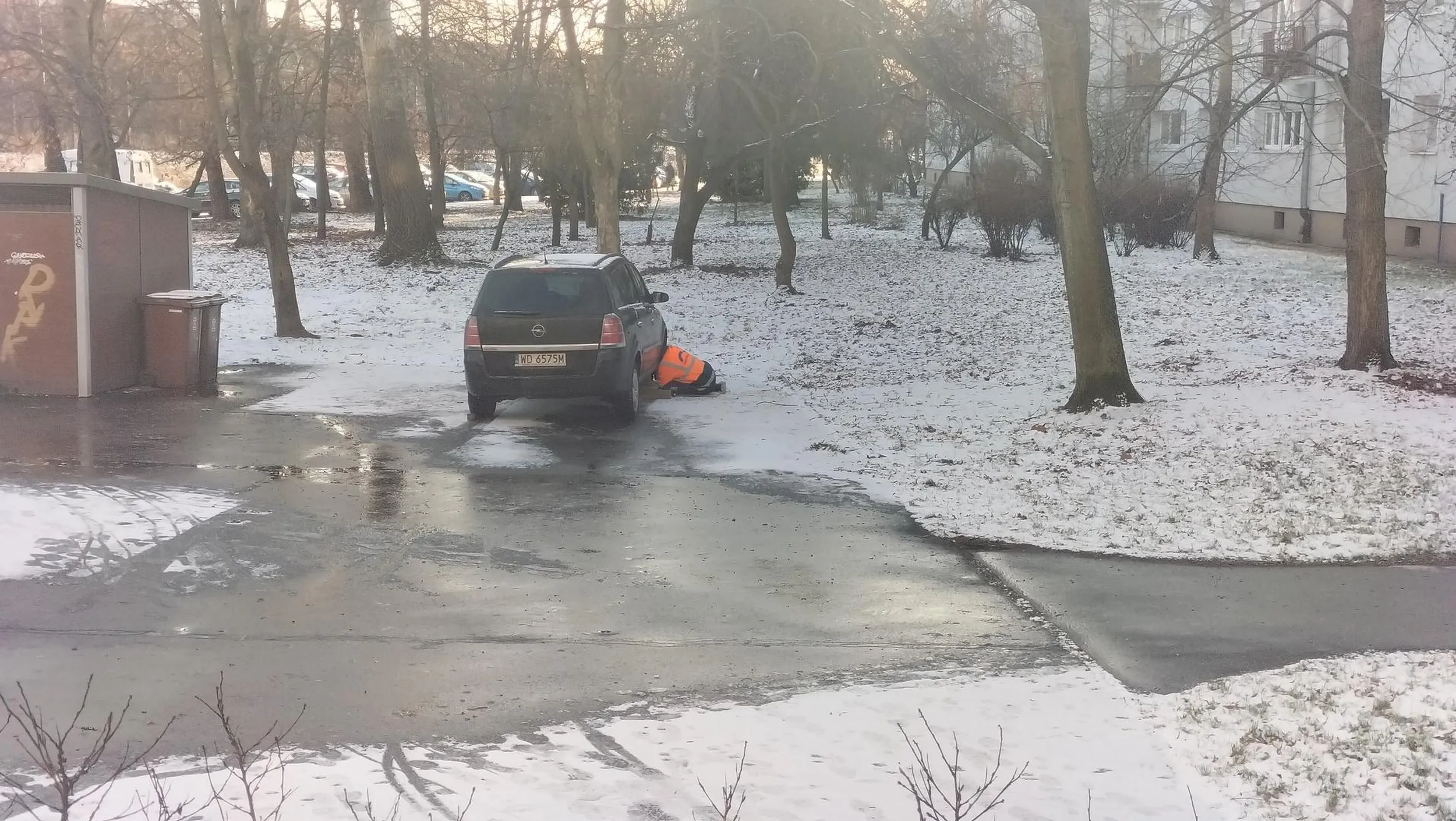 Gościu jechał wzdłuż po chodniku żeby stanąć pod śmietnikiem i grzebać przy aucie. Na bliskiej odległości znajduje się plan zabaw. Nie- to nie jest strefa zamieszkania- to normalny chodnik.