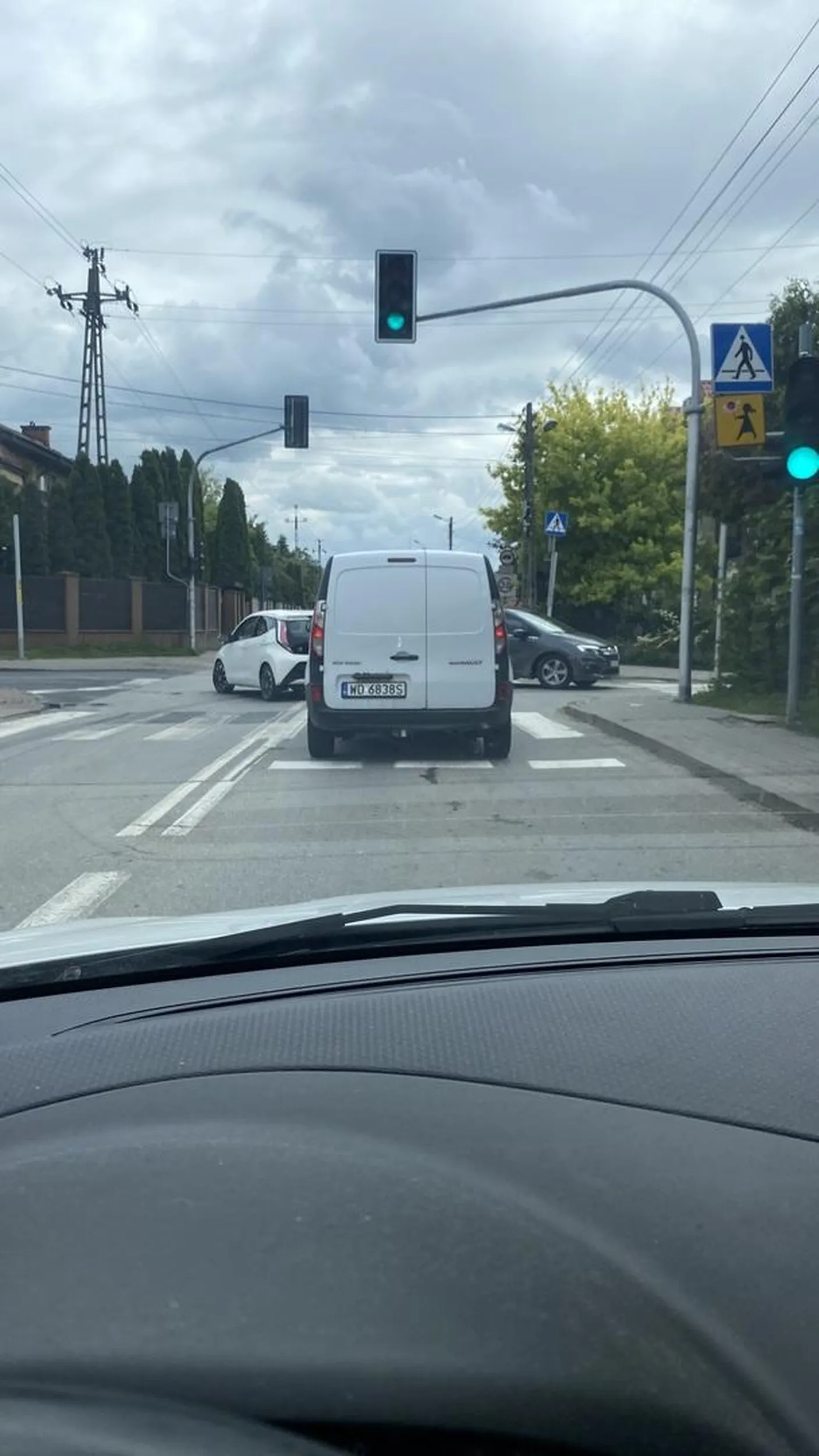 Jedzie na dupie, wyprzedza na skrzyżowaniach i pasach w Markach, terenie zabudowanym.