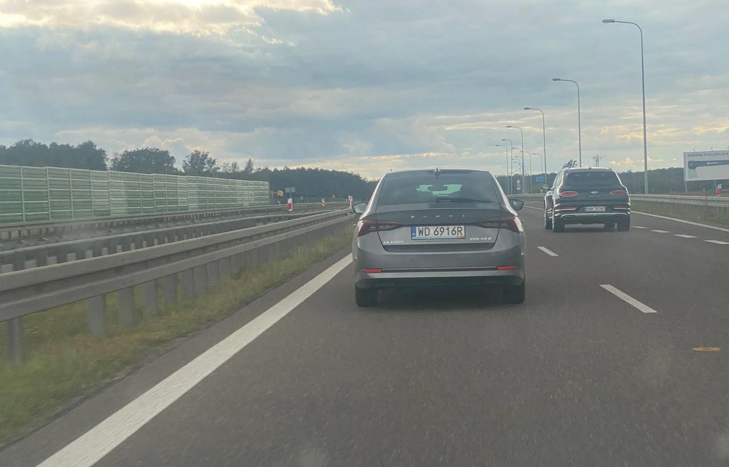 uporczywie blokował lewy pas ruchu mimo wolnego prawego pasa, uniemożliwiał w ten sposób wyprzedzenie się przez innych pojazdy, kilkukrotnie bez wyraźnej przyczyny przyspieszał i zwalniał, a także hamował, nie mając przed sobą żadnych przeszkód.