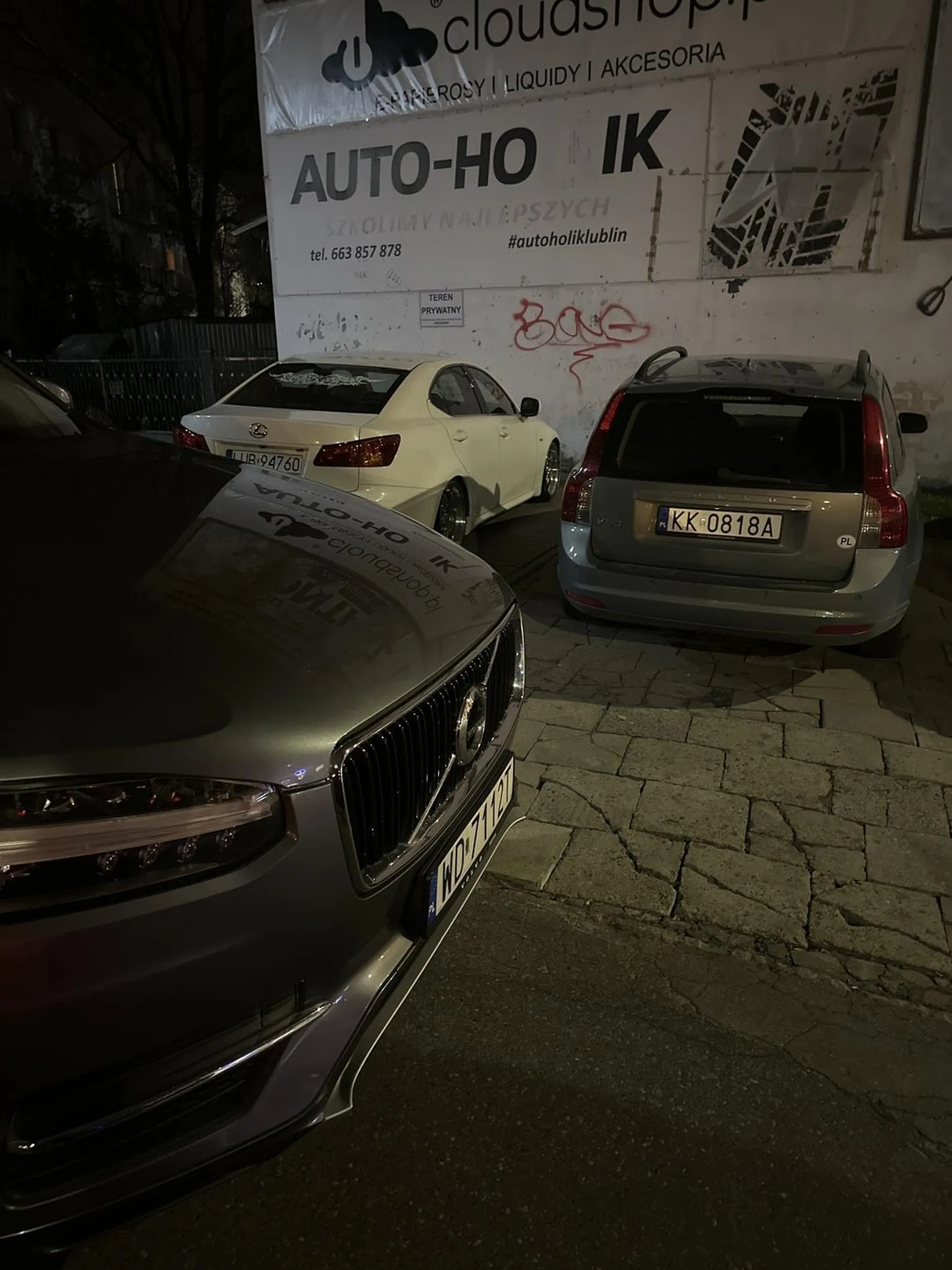 Zastawił 3 auta, trzeba mieć talent żeby tak źle zaparkować xD