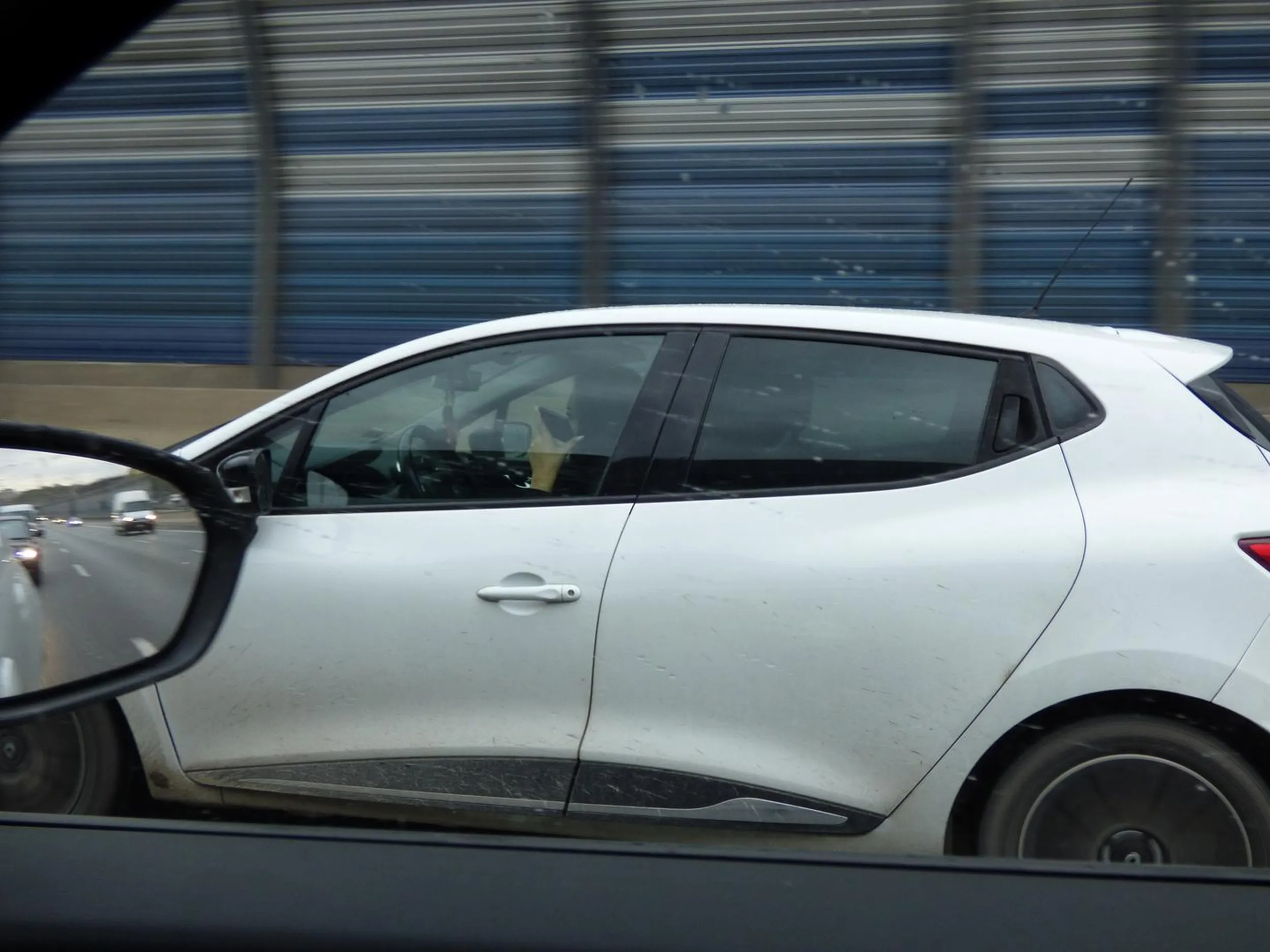 W dniu 30.10.2025 roku, Warszawa ul.Trasa Toruńska most w kierunku Żoliborza kierująca samochodem młoda kobieta marki Renault Clio nr rej WD 7149M jedzie zygzakiem (powód)trzyma w  lewej dłoni telefon komórkowy bardzo ostentacyjne(Za rozmowę przez telefon w ręku podczas jazdy samochodem grozi mandat w wysokości 500 zł oraz 12 punktów karnych. Mandatu można uniknąć, używając zestawu głośnomówiącego lub słuchawkowego, pod warunkiem, że nie trzeba przy tym trzymać telefonu).DRAMAT.