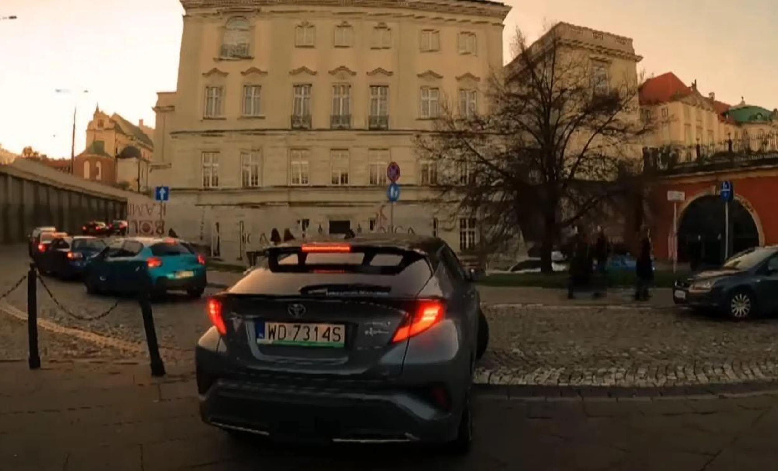 UWAGA! Bandyta jeździ po chodnikach!