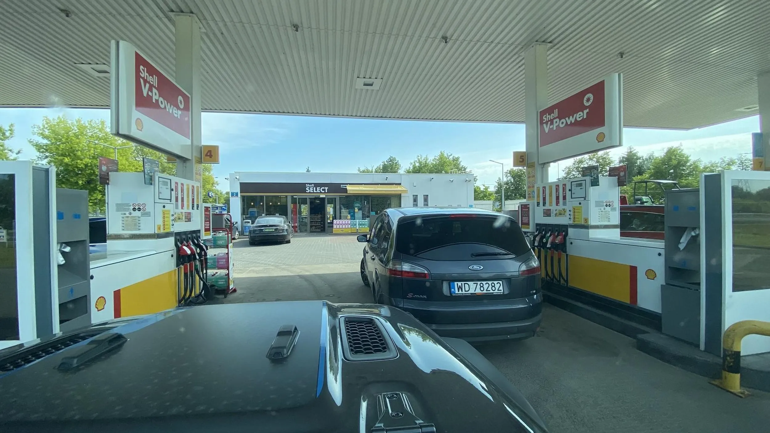 Nie za daleko trochę od tego dystrybutora?