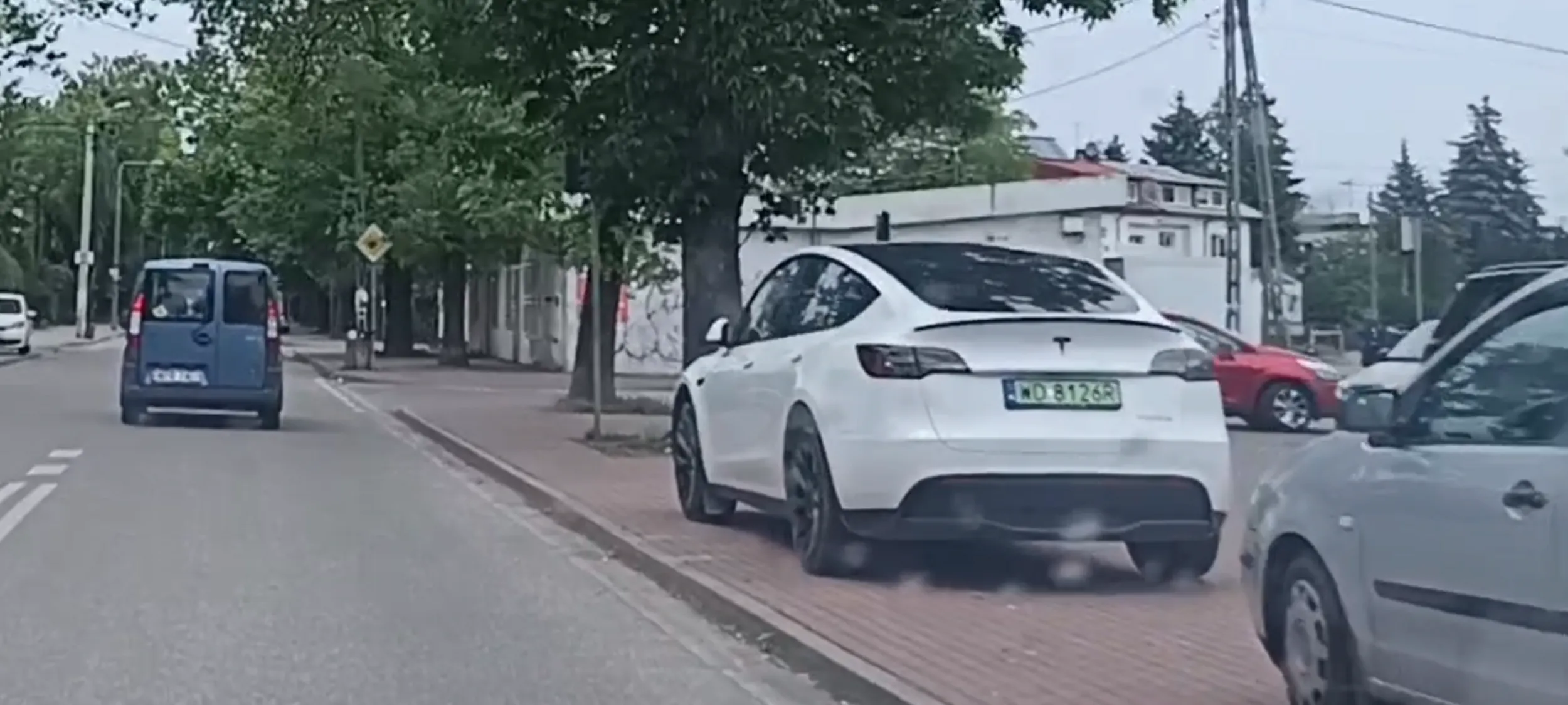 Chamskie parkowanie na środku  chodnika  a obok jest wyznaczony parking darmowy publiczny.