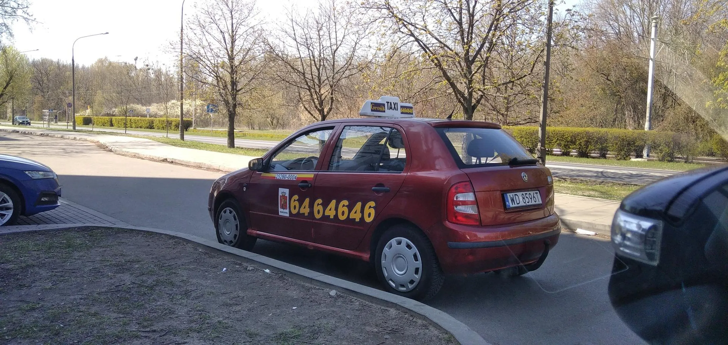 Śmieszne auto jak na taxi. Trochę male, stare i skorodowane. Nie bronie uberów bo sam jeździłem u Rafała i kiedyś taki sztrucel by tam nie jeździł.