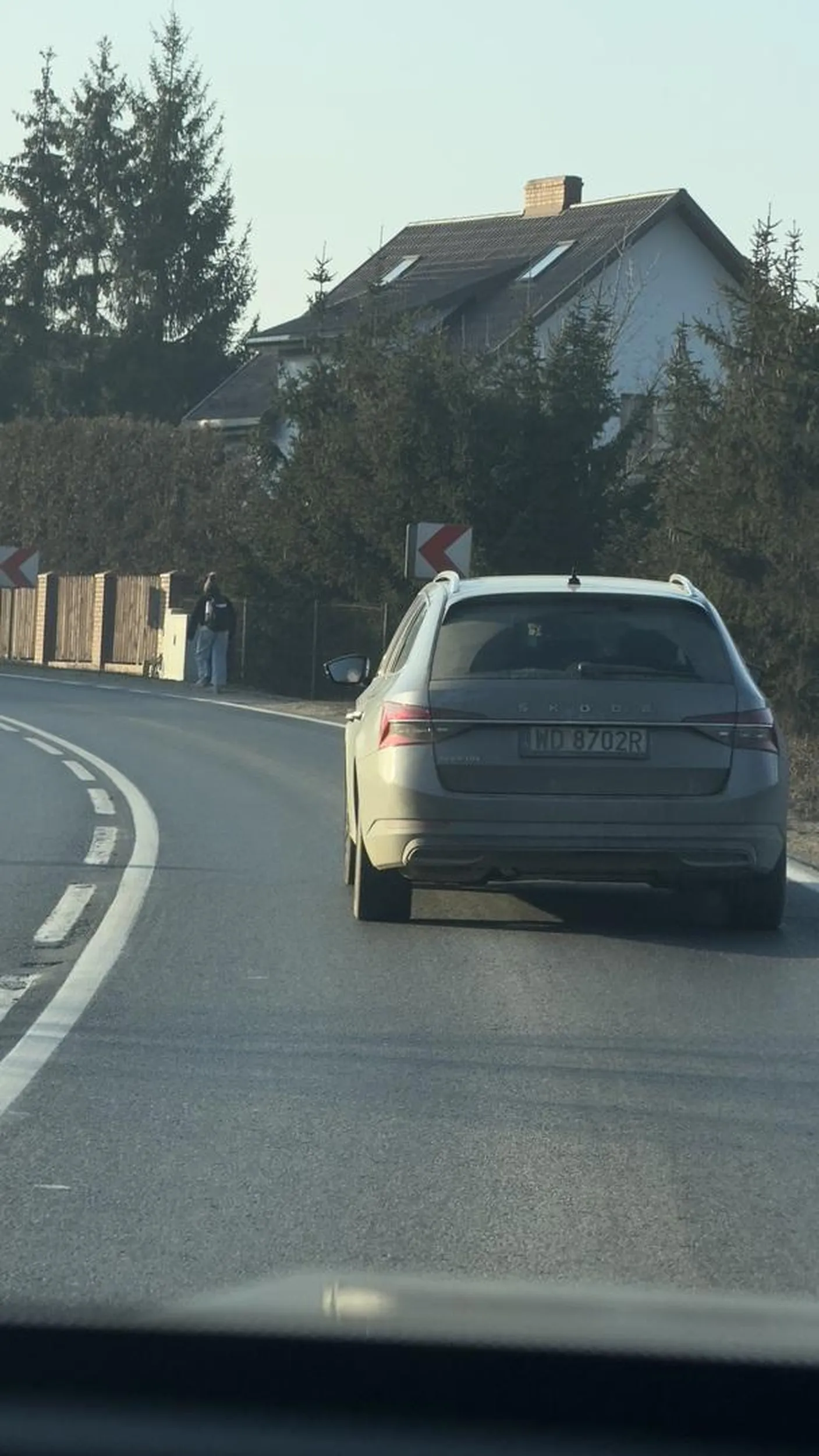 Jeździ jak szaleniec, wyprzedza na trzeciego.