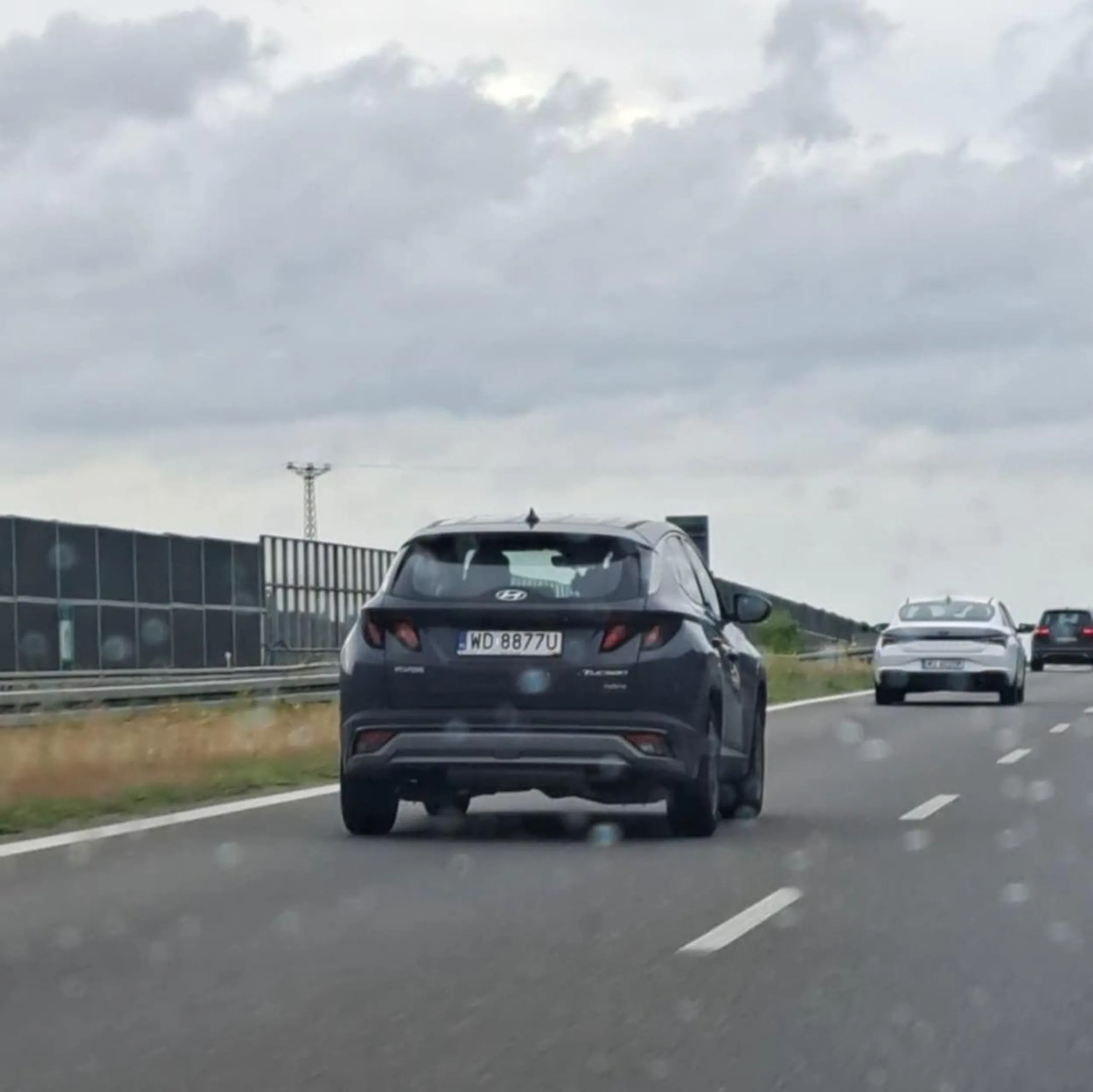 kierowca na autostradzie jeździ slalomem, zajeżdża drogę i siedzi na zderzaku bez żadnego marginesu bezpieczeństwa dodatkowo migając na wyprzedzających inne pojazdy bo nie siedzą innym na zderzaku jak on. zero myślenia. film wysłany na policję - oby wcześniej ukarali kierowcę zanim komuś zrobi krzywdę.