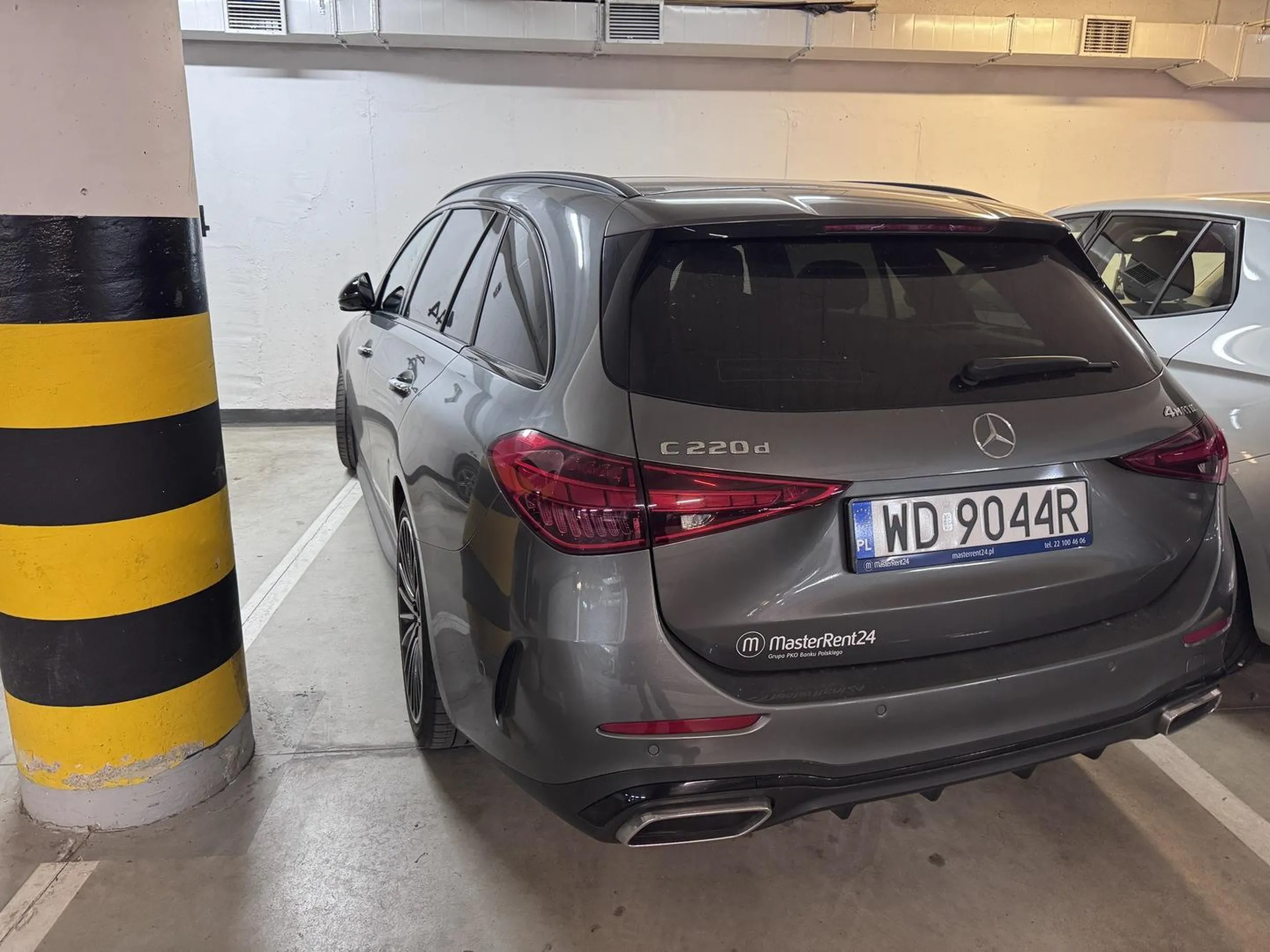 Naucz się typie parkować bo wstyd. Ewentualnie wróć na kurs prawa jazdy.