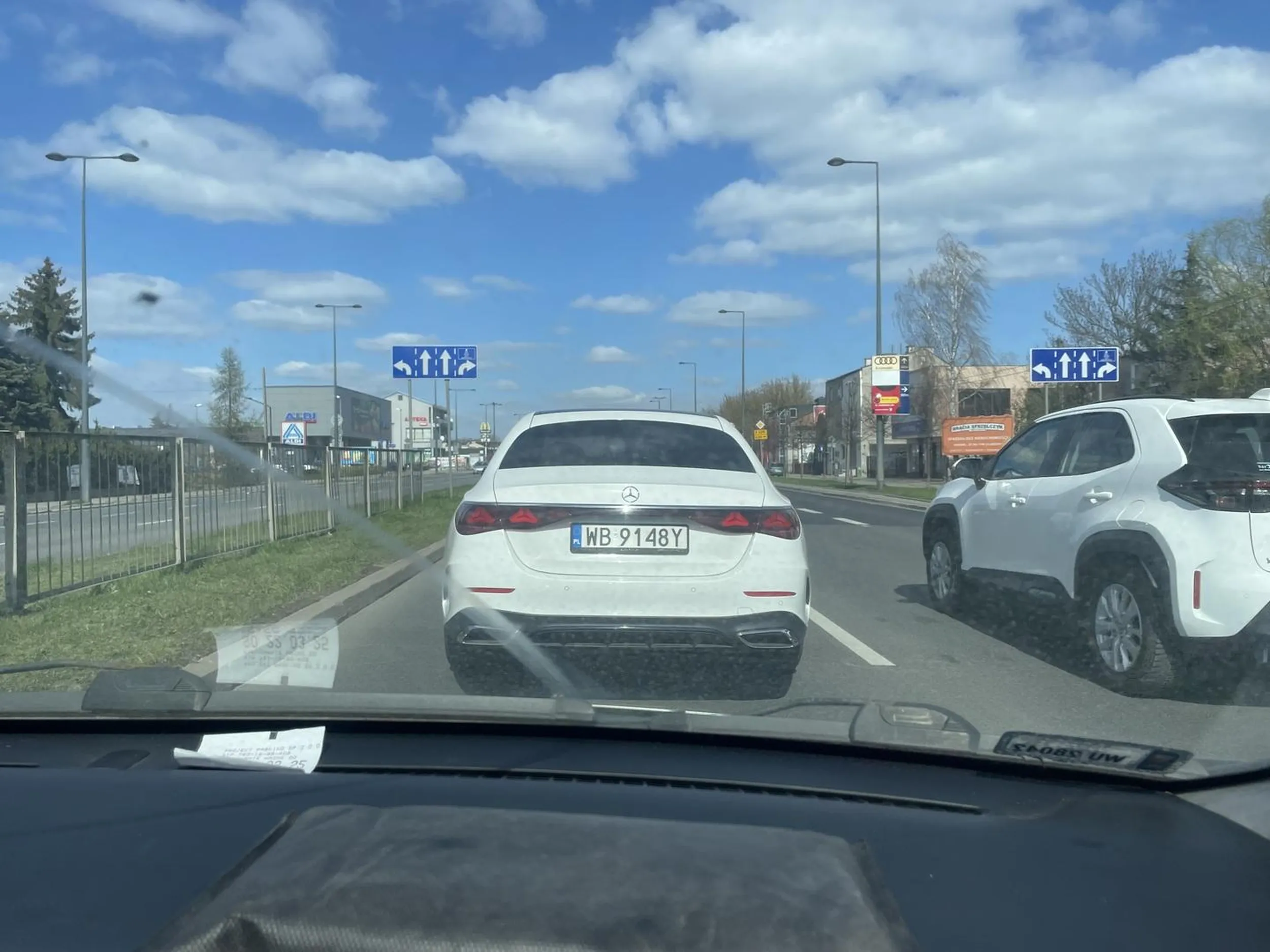 Pajac drogowy nie umie jeździć i kompensuje sobie problemy z erekcja zajeżdżając innym drogę. Nigdzie nikt go nie słucha i nie szanuje i nie ma żadnej realnej władzy nad nikim więc kompensuje sobie na drodze.