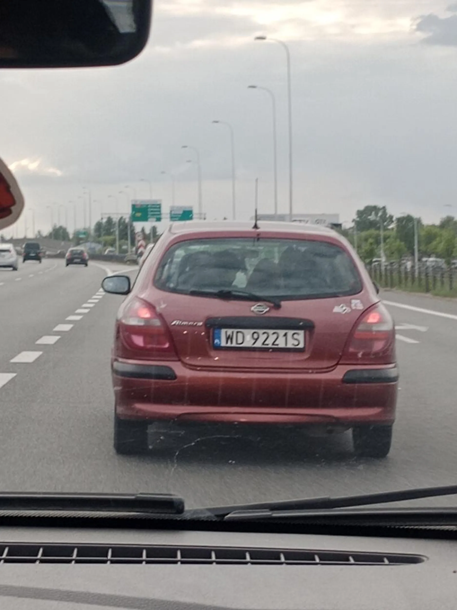 Jedzie po S8 z odpadającym zderzakiem z przodu, prawko ewidentnie znalezione w czipsach