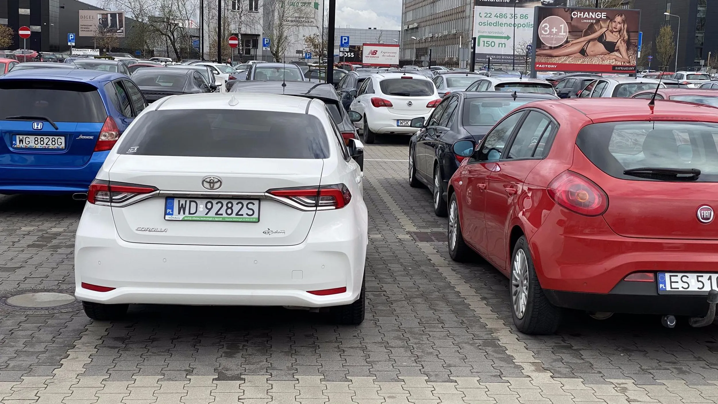 Głupia c**a parkuje jakby cały parking był jej a po zwróceniu uwagi mnie zwyzywała z dupy