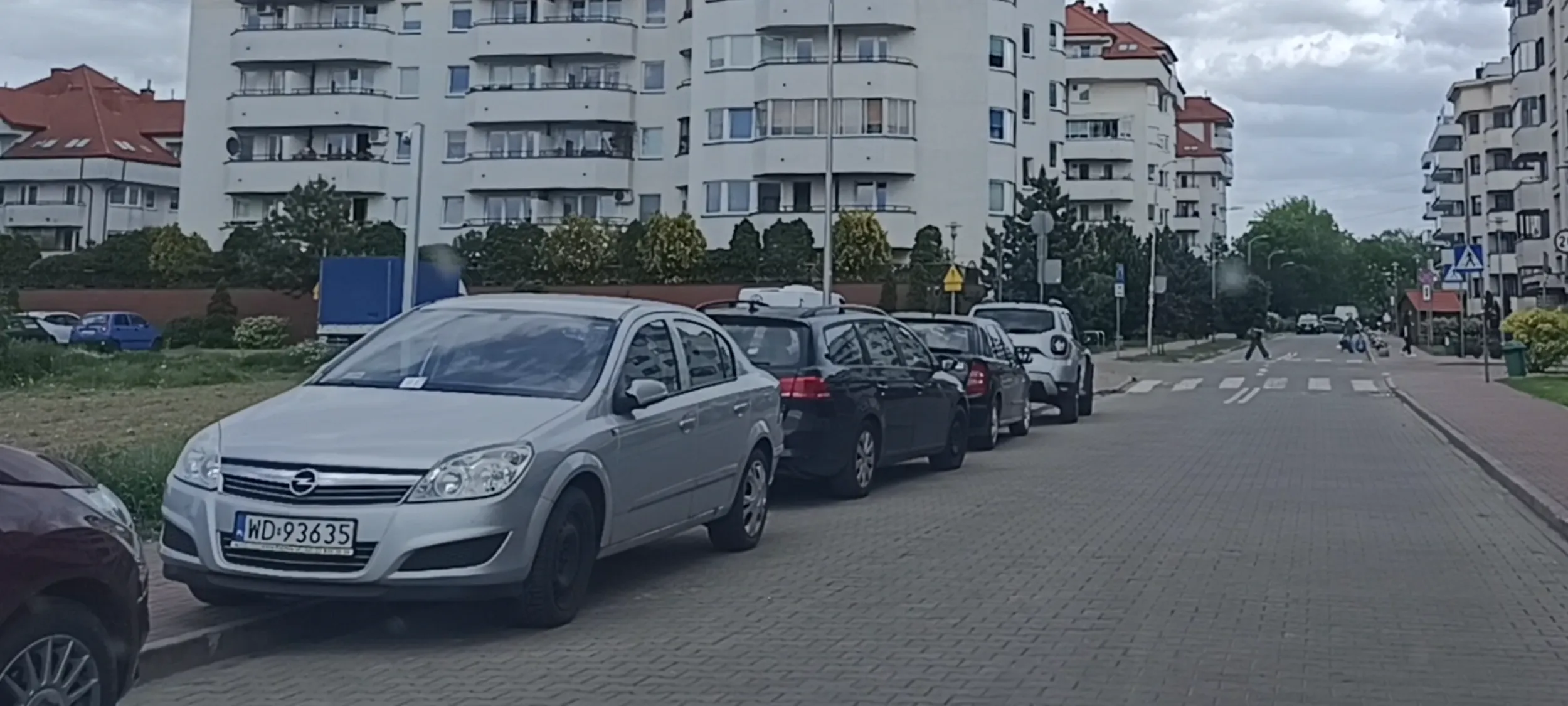 Nielegalne parkowanie na ulicy w miejscu zakazu zatrzymywania się i postoju