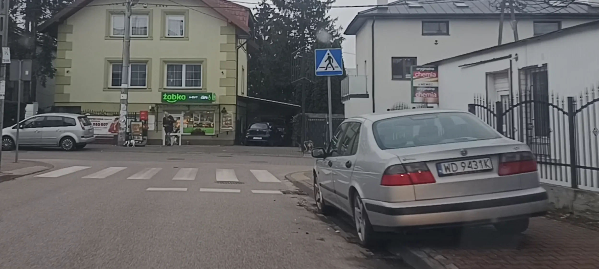Na chodniku i przed przejściem dla pieszych parkują tylko cham jak ten.