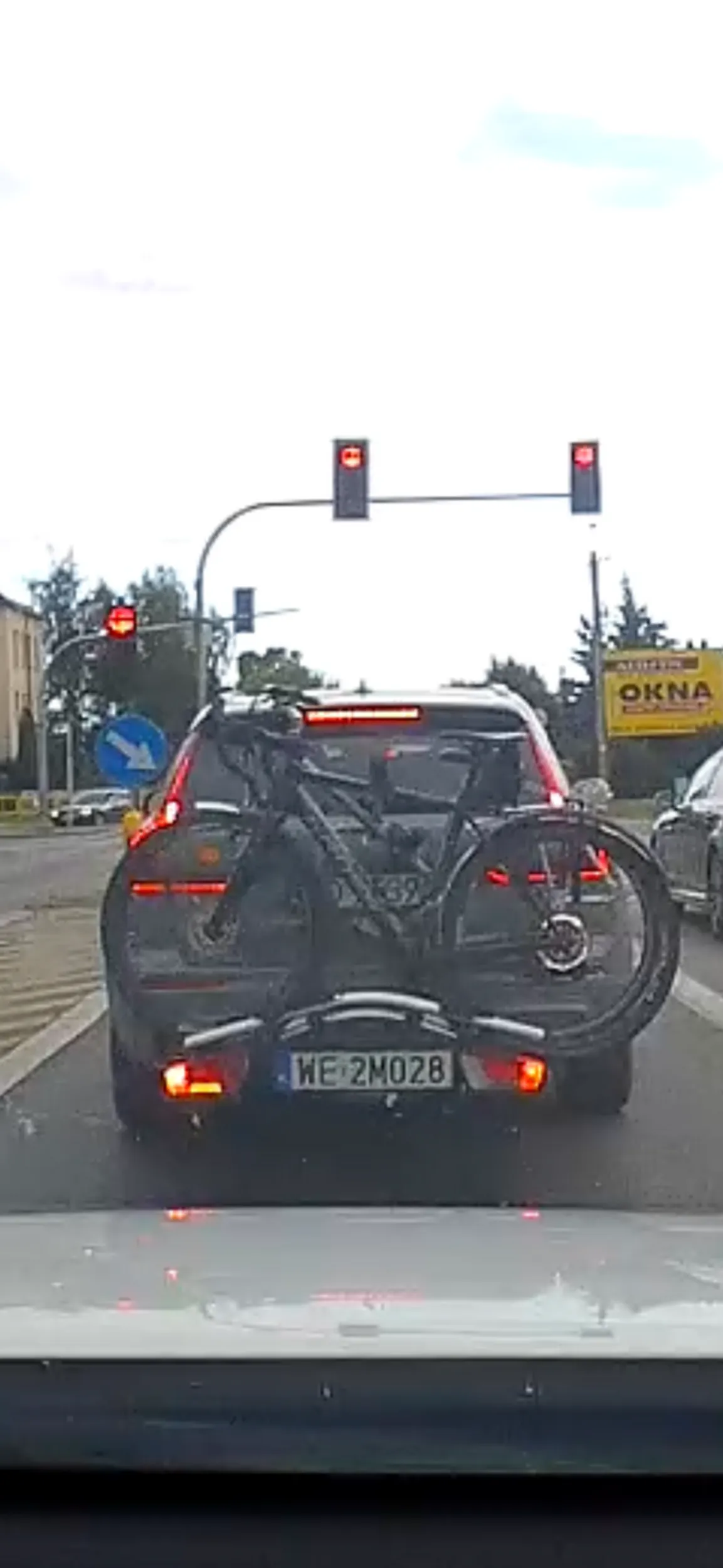 Ej łamaczu przepisów, czemu masz bagażnik z inną tablicą rejestracyjną? Za to grozi surowy mandat!