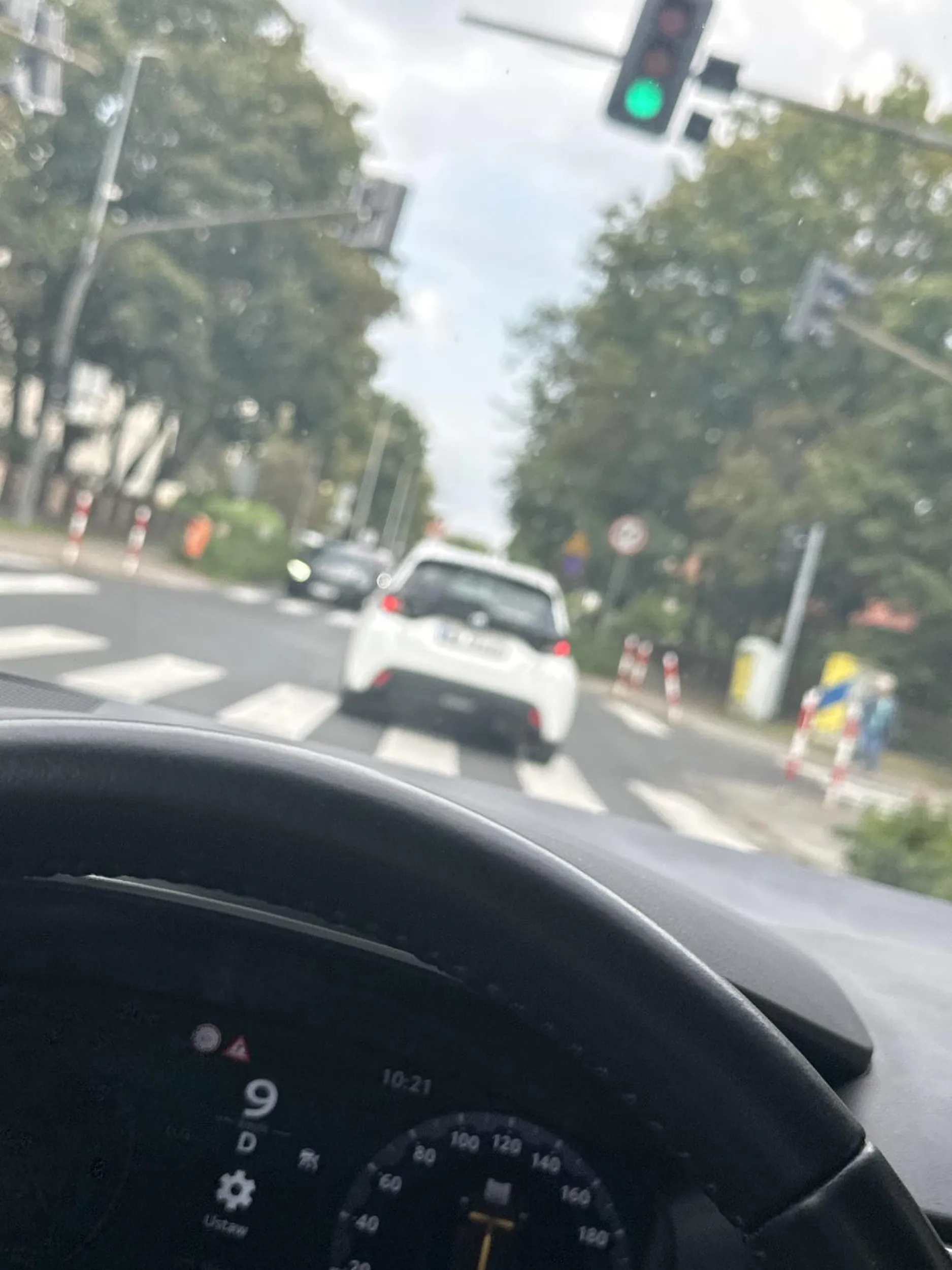 23 km/h na 60   urwa  serio w dodatku Toyota yaris w automacie, oddaj prawko o ile w ogóle  je posiadasz