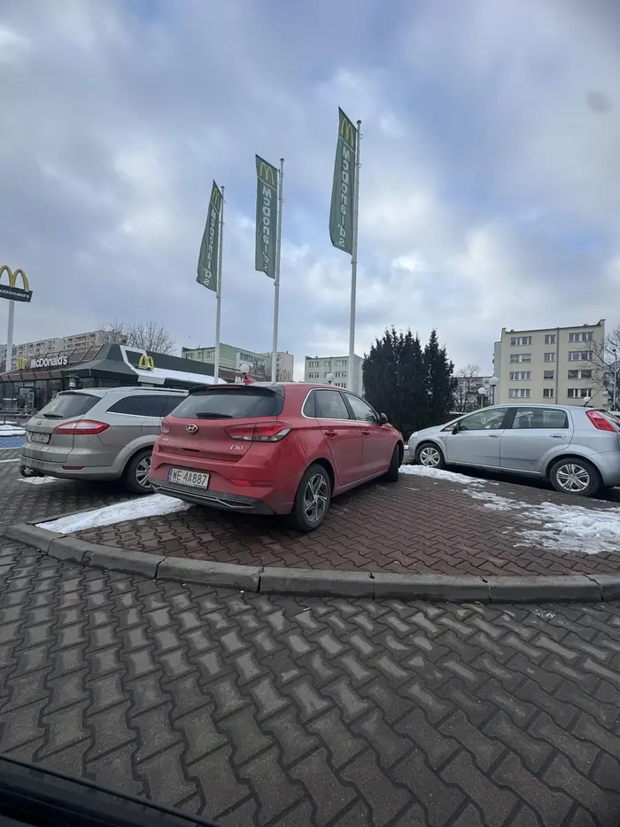 Brawo geniuszu… naucz się parkować w miejscu do tego przeznaczonym a nie na środku chodnika utrudniając przejście
