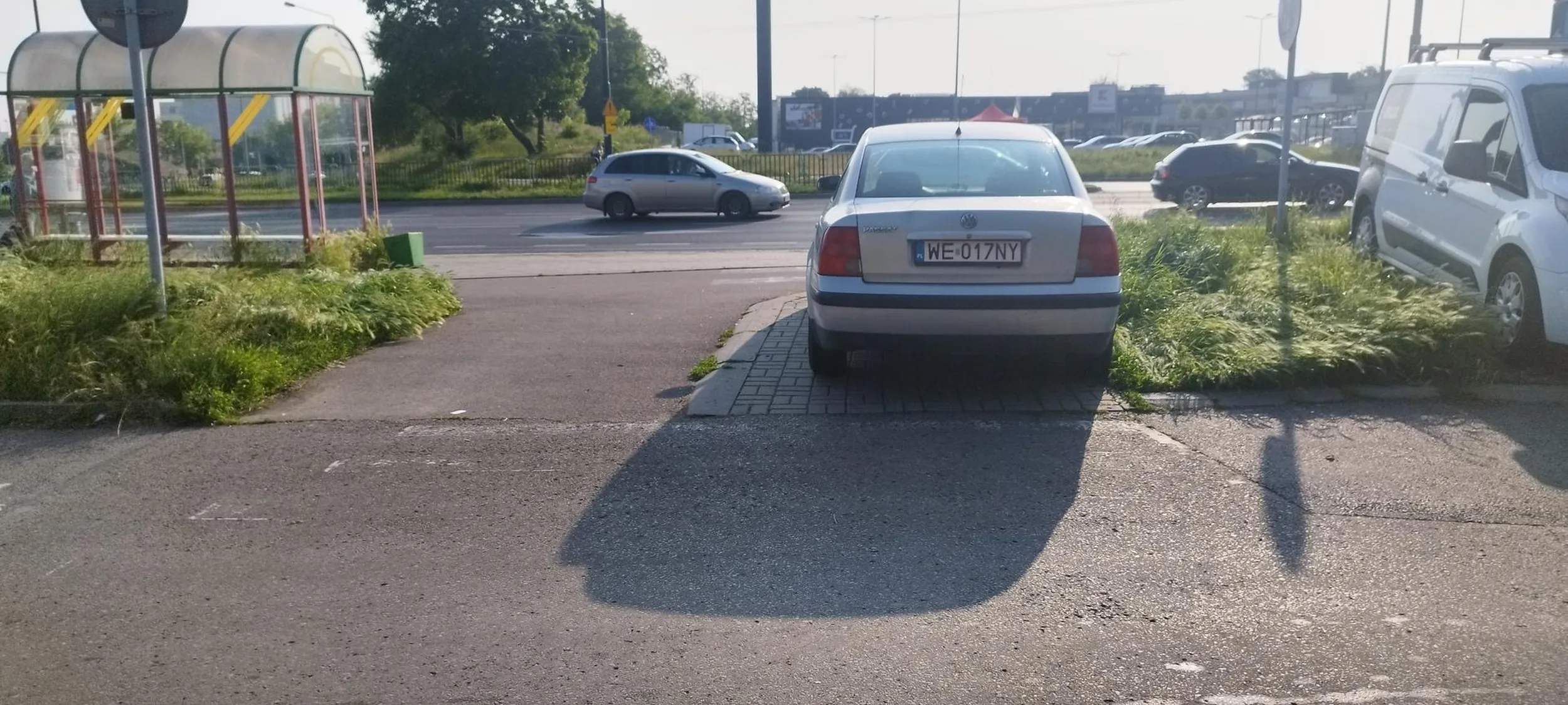 Ten gościo nie odróżnia parkingu od chodnika