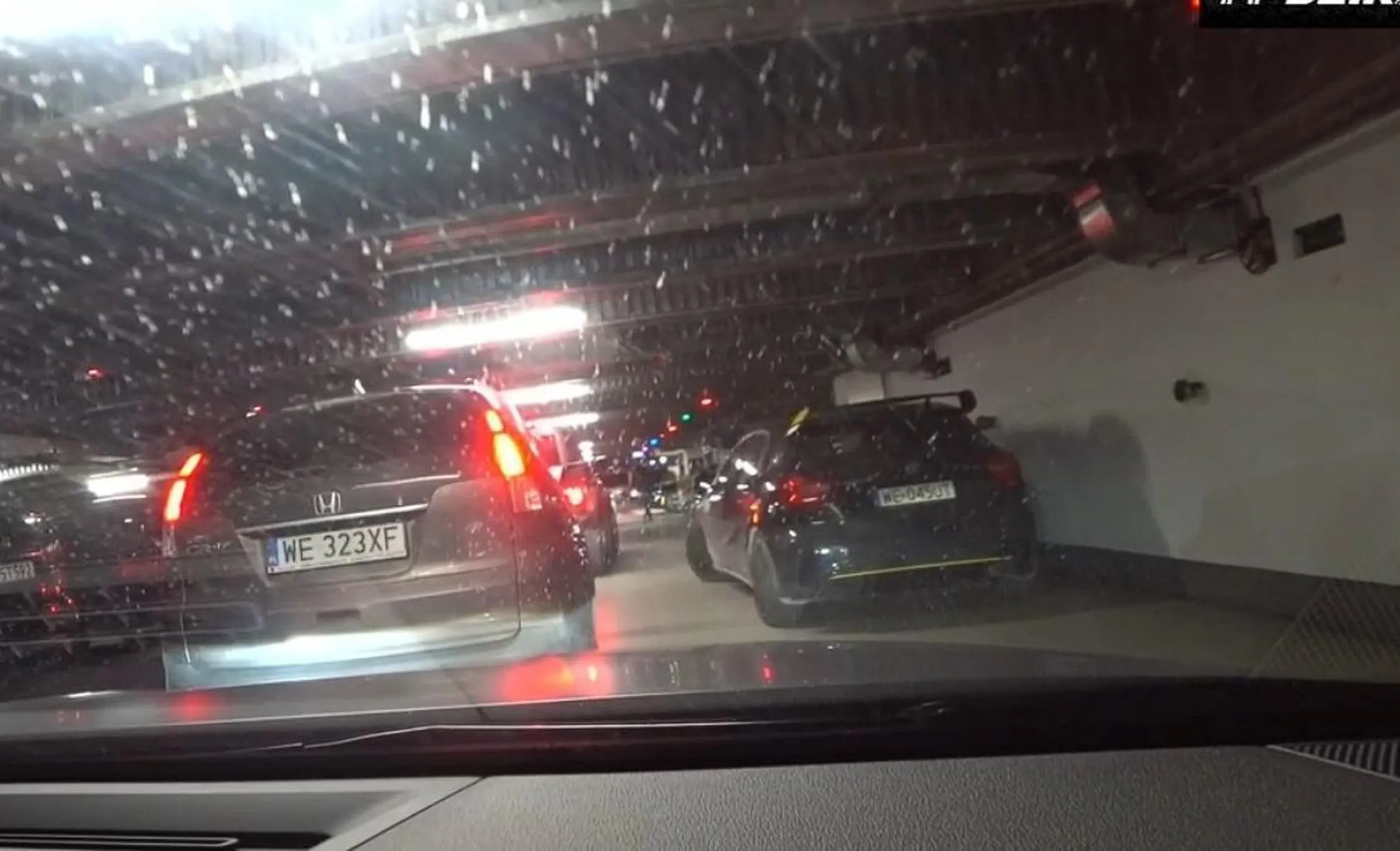 zaparkowal na drodze i trzeba go omijac pod prad